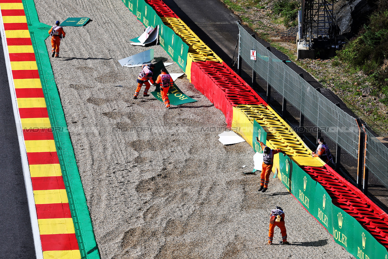 GP BELGIO, Marshals clear away the damaged Rolex branding during qualifying.
28.07.2023. Formula 1 World Championship, Rd 13, Belgian Grand Prix, Spa Francorchamps, Belgium, Qualifiche Day.
- www.xpbimages.com, EMail: requests@xpbimages.com © Copyright: Moy / XPB Images