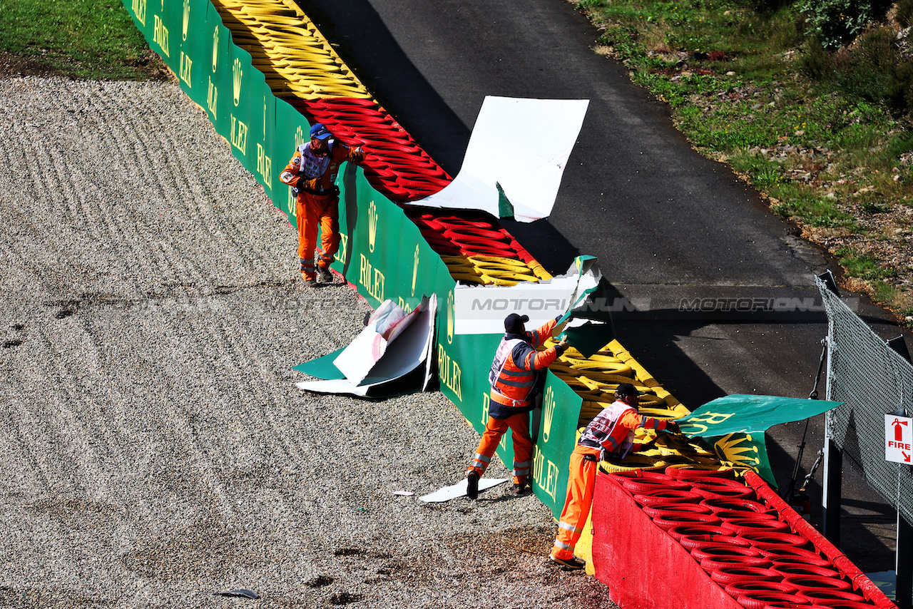GP BELGIO, Marshals clear away the damaged Rolex branding during qualifying.
28.07.2023. Formula 1 World Championship, Rd 13, Belgian Grand Prix, Spa Francorchamps, Belgium, Qualifiche Day.
- www.xpbimages.com, EMail: requests@xpbimages.com © Copyright: Moy / XPB Images