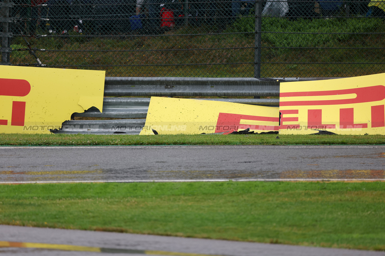 GP BELGIO, Damaged Pirelli branding against the armco.

28.07.2023. Formula 1 World Championship, Rd 13, Belgian Grand Prix, Spa Francorchamps, Belgium, Qualifiche Day.

 - www.xpbimages.com, EMail: requests@xpbimages.com © Copyright: Rew / XPB Images