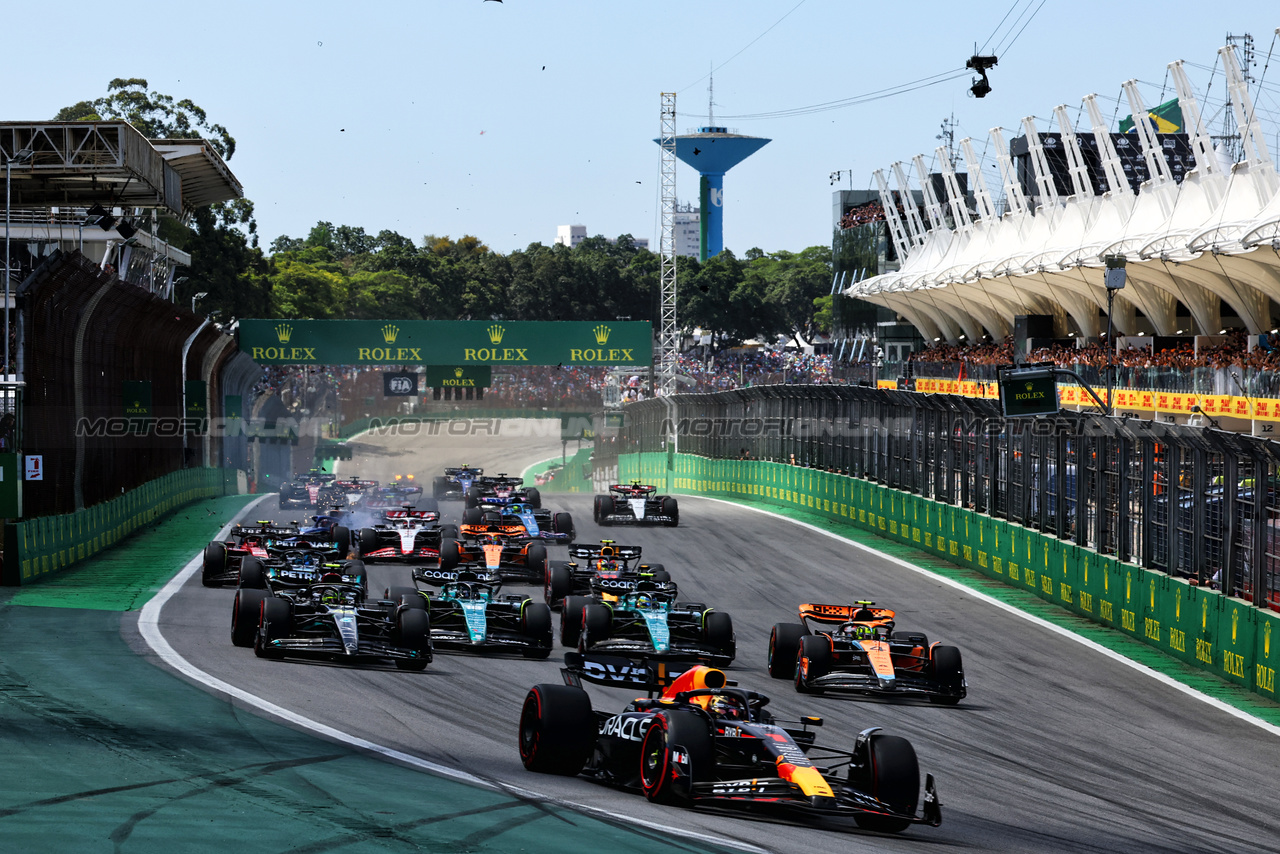 GP BRASILE, Max Verstappen (NLD) Red Bull Racing RB19 davanti a at the partenza of the race as Alexander Albon (THA) Williams Racing FW45 e Kevin Magnussen (DEN) Haas VF-23 crash.

05.11.2023. Formula 1 World Championship, Rd 21, Brazilian Grand Prix, Sao Paulo, Brazil, Gara Day.

- www.xpbimages.com, EMail: requests@xpbimages.com © Copyright: Charniaux / XPB Images