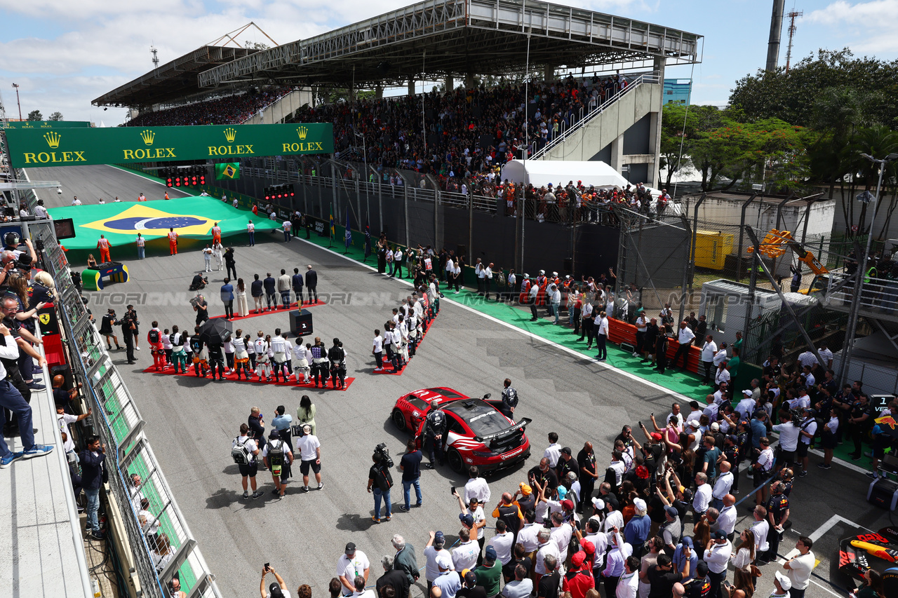 GP BRASILE, Drivers as the grid observes the national anthem.

05.11.2023. Formula 1 World Championship, Rd 21, Brazilian Grand Prix, Sao Paulo, Brazil, Gara Day.

- www.xpbimages.com, EMail: requests@xpbimages.com © Copyright: Batchelor / XPB Images