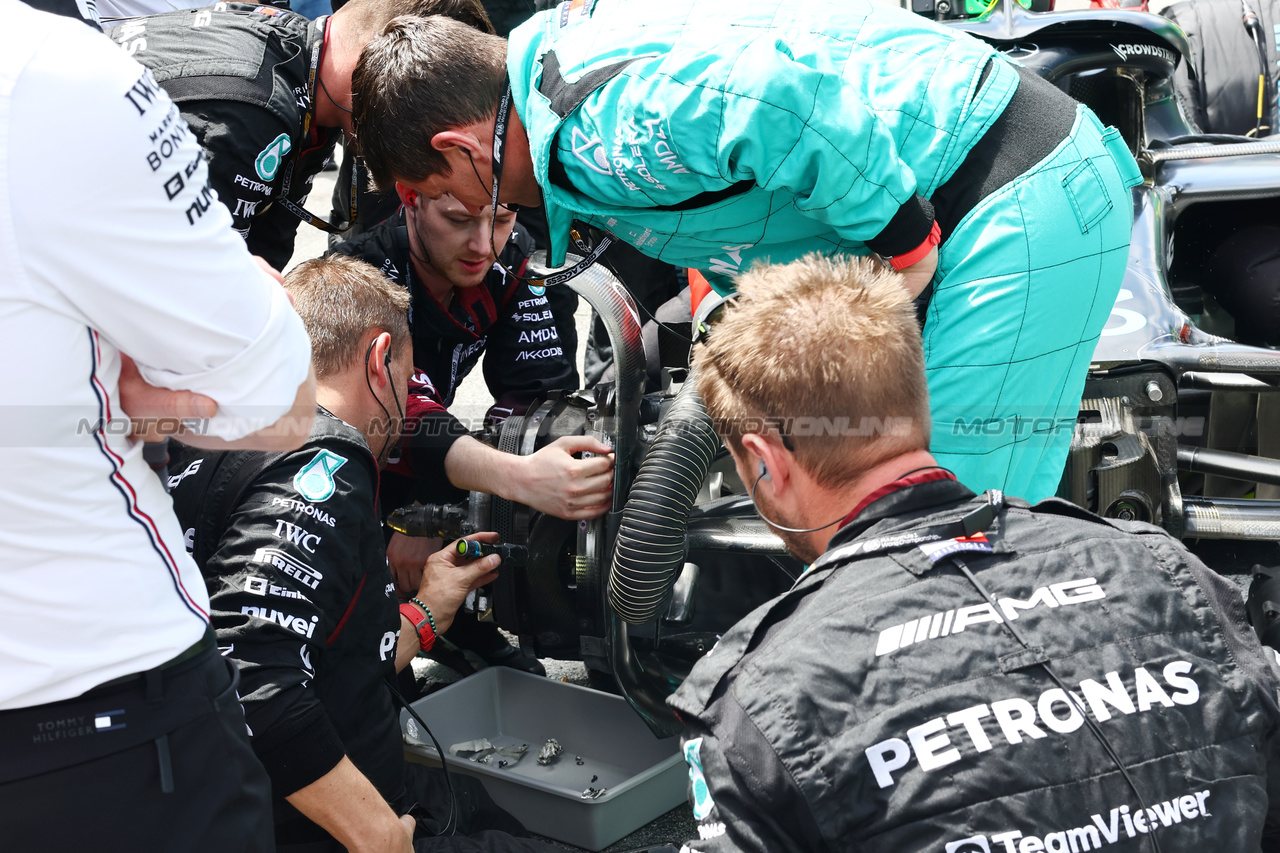 GP BRASILE, George Russell (GBR) Mercedes AMG F1 W14 brakes looked at on the grid.

05.11.2023. Formula 1 World Championship, Rd 21, Brazilian Grand Prix, Sao Paulo, Brazil, Gara Day.

- www.xpbimages.com, EMail: requests@xpbimages.com © Copyright: Batchelor / XPB Images