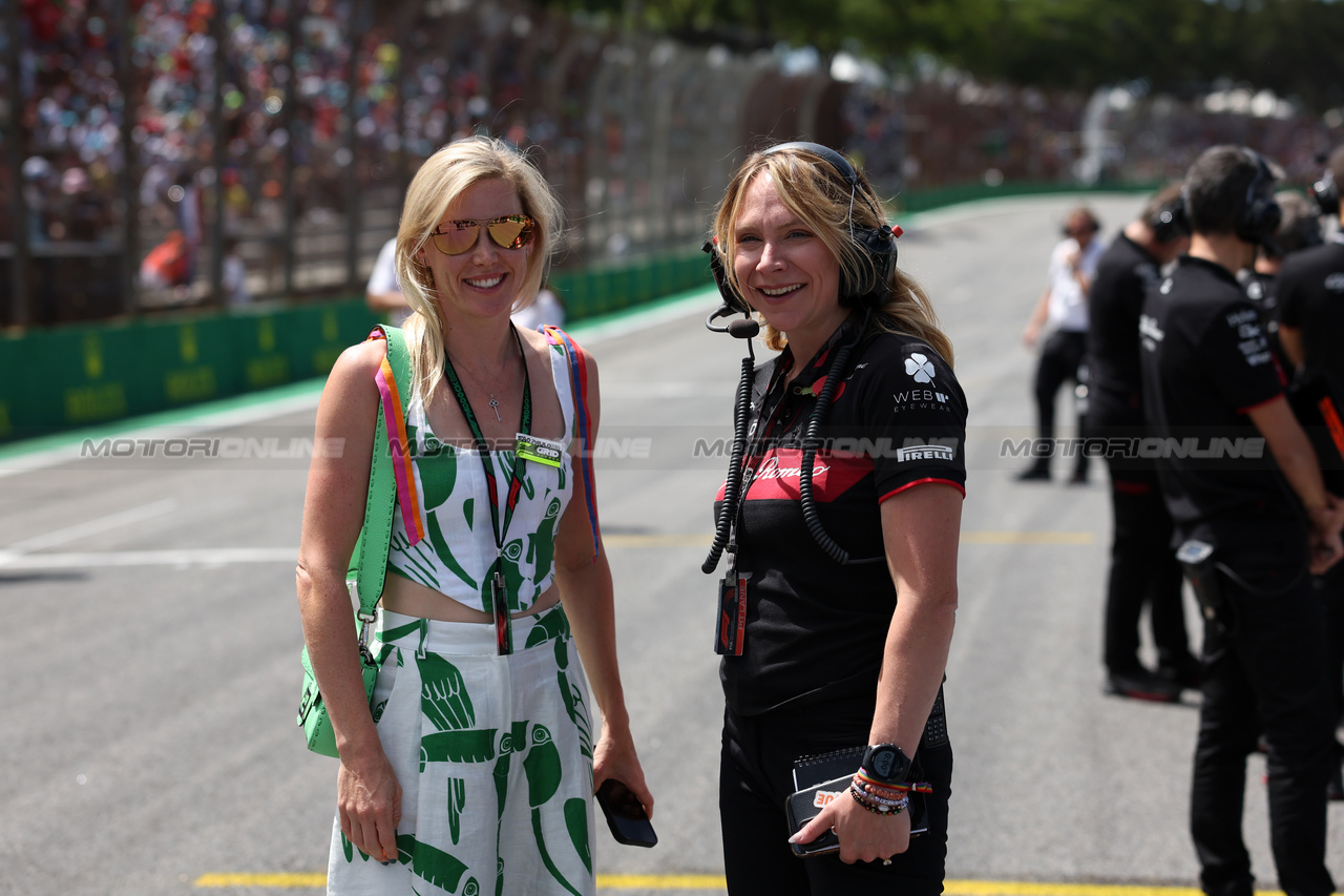GP BRASILE, (L to R): Tiffany Cromwell (AUS) Professional Cyclist e Ruth Buscombe (GBR) Alfa Romeo F1 Team Head of Gara Strategy on the grid.

05.11.2023. Formula 1 World Championship, Rd 21, Brazilian Grand Prix, Sao Paulo, Brazil, Gara Day.

- www.xpbimages.com, EMail: requests@xpbimages.com © Copyright: Batchelor / XPB Images