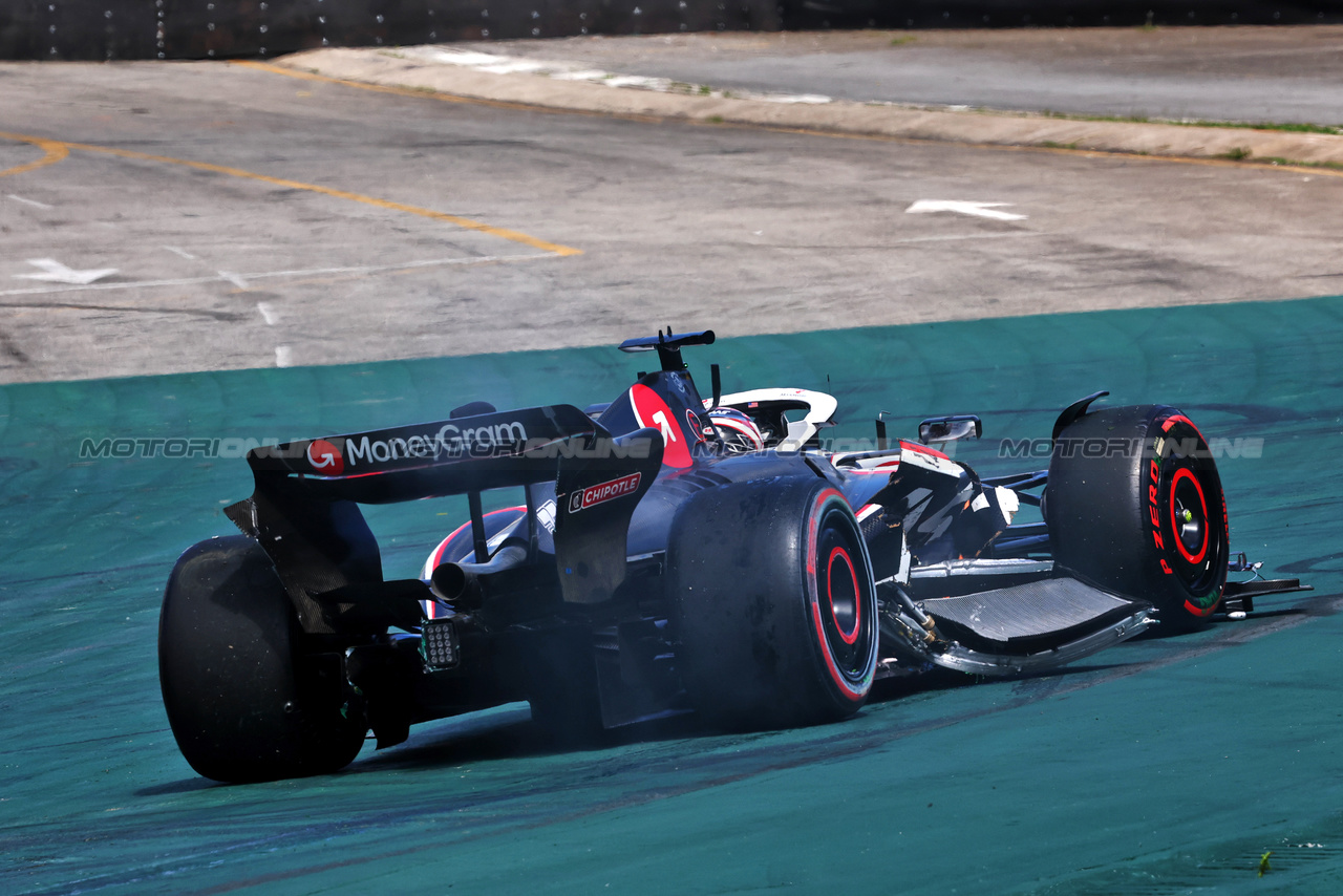 GP BRASILE, Kevin Magnussen (DEN) Haas VF-23 crashed out at the partenza of the race.

05.11.2023. Formula 1 World Championship, Rd 21, Brazilian Grand Prix, Sao Paulo, Brazil, Gara Day.

- www.xpbimages.com, EMail: requests@xpbimages.com © Copyright: Charniaux / XPB Images