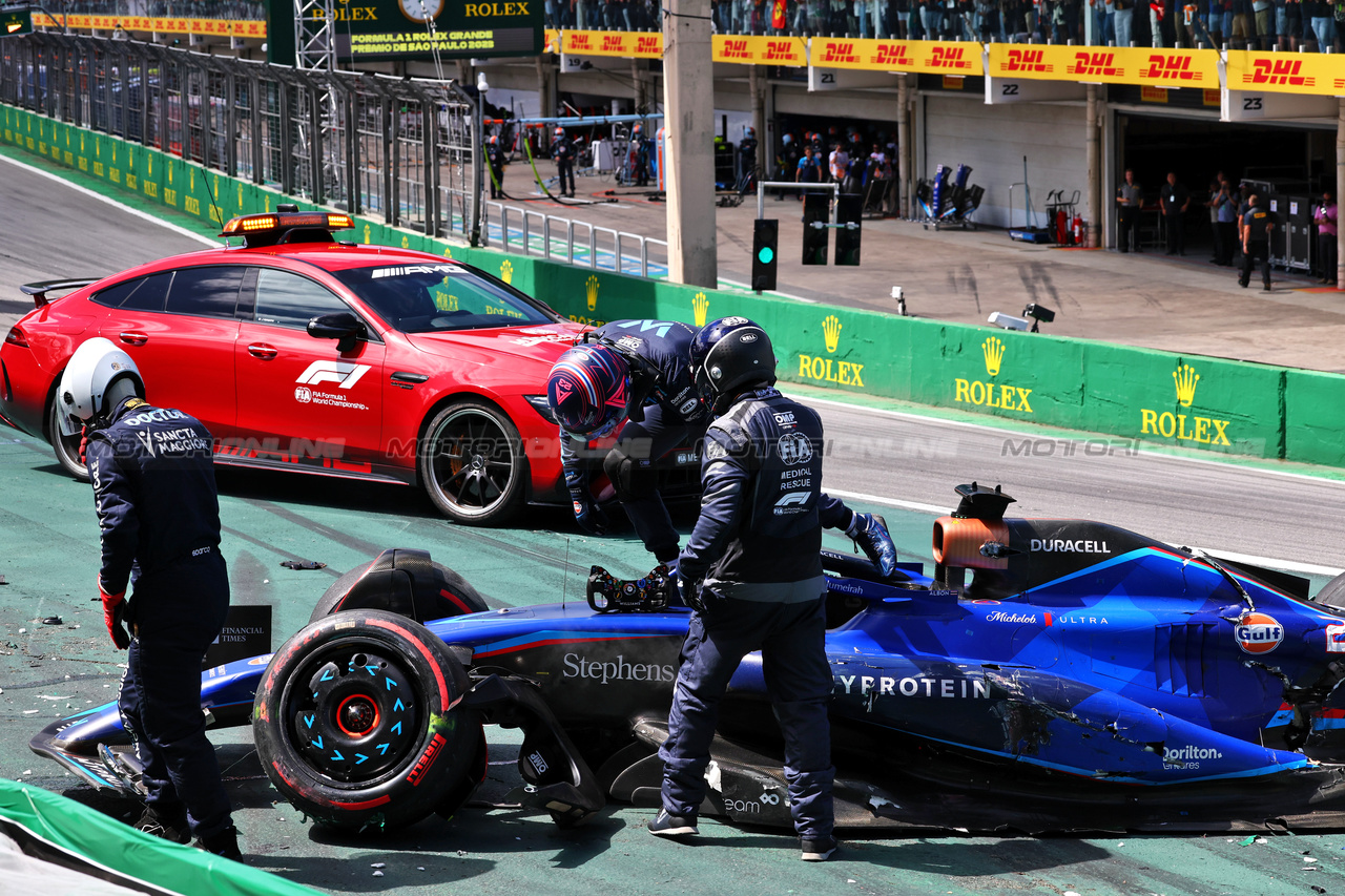 GP BRASILE, Alexander Albon (THA) Williams Racing FW45 crashed out at the partenza of the race.

05.11.2023. Formula 1 World Championship, Rd 21, Brazilian Grand Prix, Sao Paulo, Brazil, Gara Day.

- www.xpbimages.com, EMail: requests@xpbimages.com © Copyright: Charniaux / XPB Images