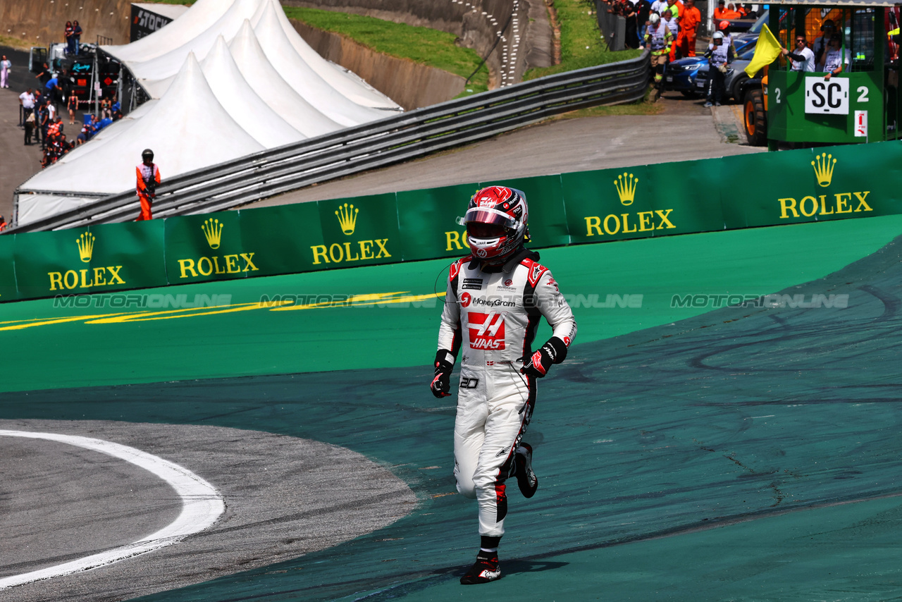 GP BRASILE, Kevin Magnussen (DEN) Haas F1 Team crashed out at the partenza of the race.

05.11.2023. Formula 1 World Championship, Rd 21, Brazilian Grand Prix, Sao Paulo, Brazil, Gara Day.

- www.xpbimages.com, EMail: requests@xpbimages.com © Copyright: Charniaux / XPB Images