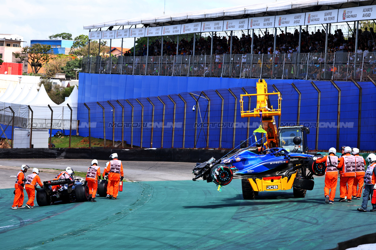 GP BRASILE, Alexander Albon (THA) Williams Racing FW45 e Kevin Magnussen (DEN) Haas VF-23 crashed out at the partenza of the race.

05.11.2023. Formula 1 World Championship, Rd 21, Brazilian Grand Prix, Sao Paulo, Brazil, Gara Day.

- www.xpbimages.com, EMail: requests@xpbimages.com © Copyright: Charniaux / XPB Images