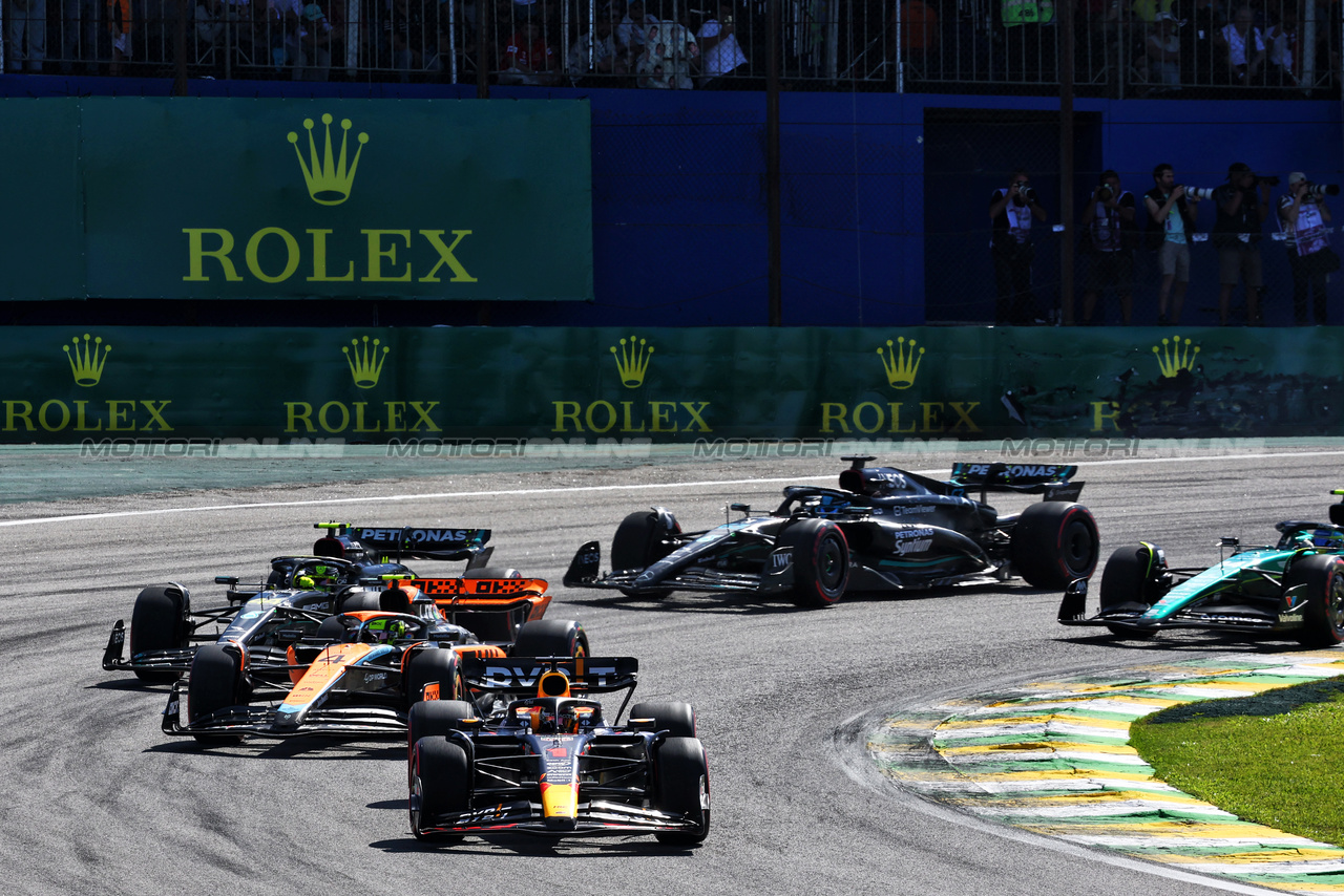 GP BRASILE, Max Verstappen (NLD) Red Bull Racing RB19 davanti a at the race repartenza.

05.11.2023. Formula 1 World Championship, Rd 21, Brazilian Grand Prix, Sao Paulo, Brazil, Gara Day.

- www.xpbimages.com, EMail: requests@xpbimages.com © Copyright: Batchelor / XPB Images