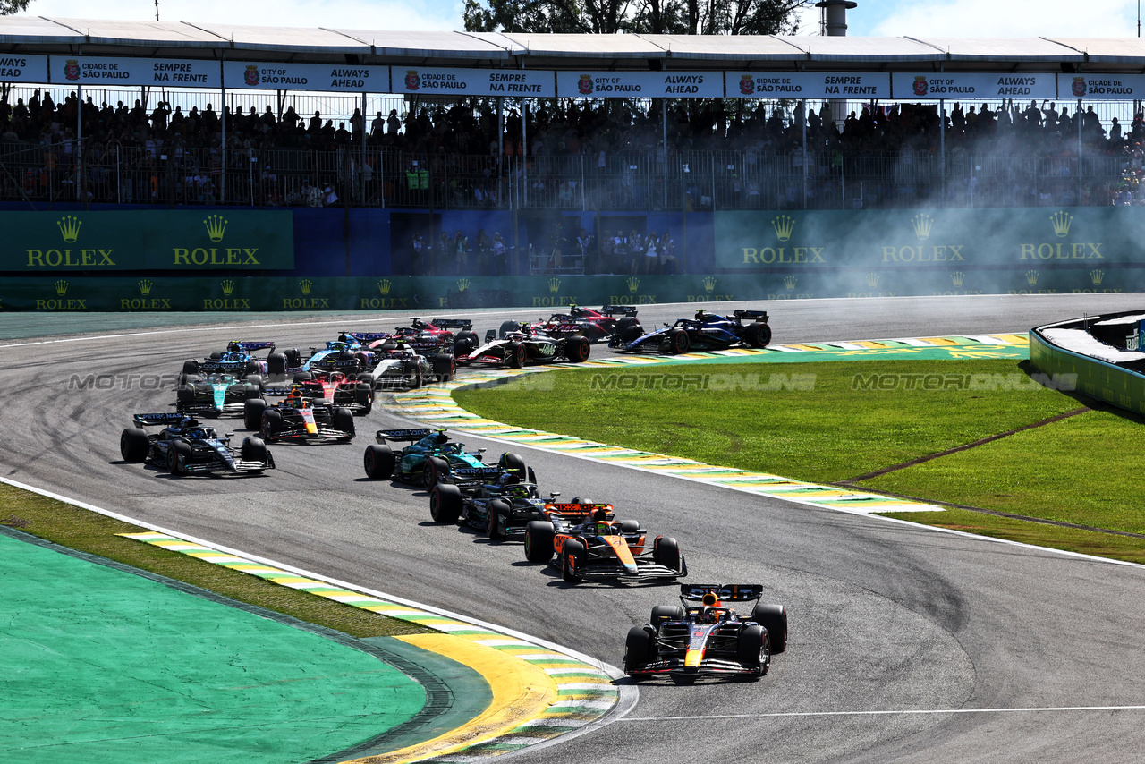 GP BRASILE, Max Verstappen (NLD) Red Bull Racing RB19 davanti a at the race repartenza.

05.11.2023. Formula 1 World Championship, Rd 21, Brazilian Grand Prix, Sao Paulo, Brazil, Gara Day.

- www.xpbimages.com, EMail: requests@xpbimages.com © Copyright: Batchelor / XPB Images