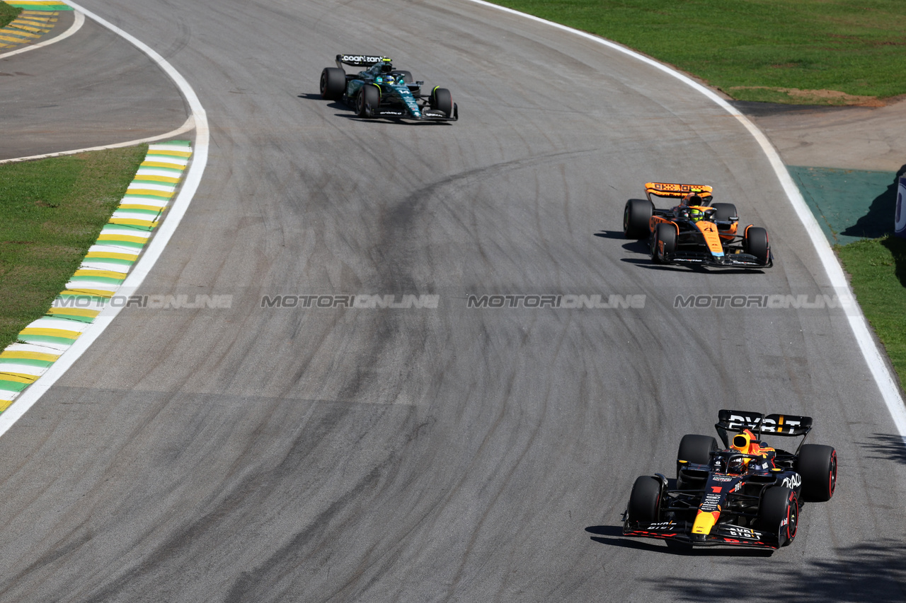GP BRASILE, Max Verstappen (NLD) Red Bull Racing RB19.

05.11.2023. Formula 1 World Championship, Rd 21, Brazilian Grand Prix, Sao Paulo, Brazil, Gara Day.

- www.xpbimages.com, EMail: requests@xpbimages.com © Copyright: Staley / XPB Images
