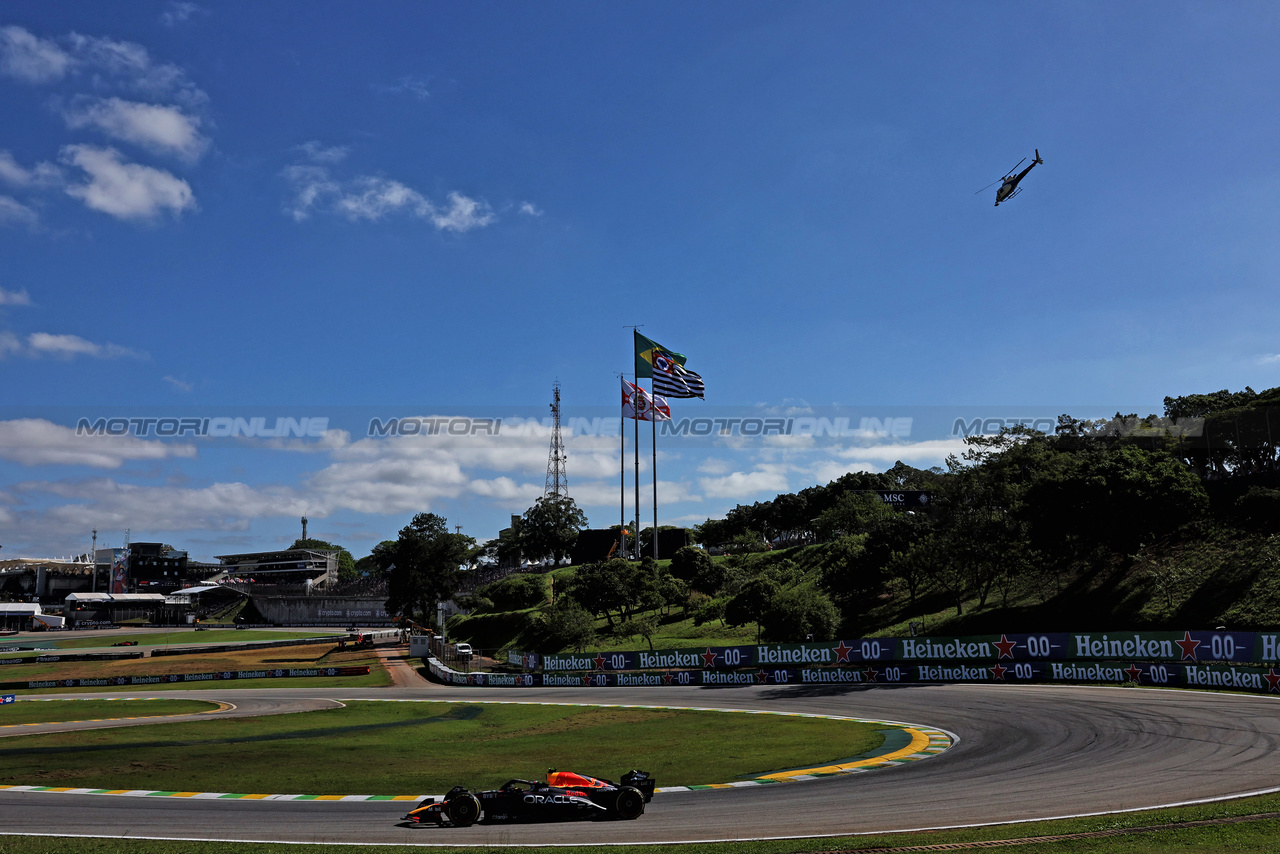 GP BRASILE, Sergio Perez (MEX) Red Bull Racing RB19.

05.11.2023. Formula 1 World Championship, Rd 21, Brazilian Grand Prix, Sao Paulo, Brazil, Gara Day.

- www.xpbimages.com, EMail: requests@xpbimages.com © Copyright: Staley / XPB Images