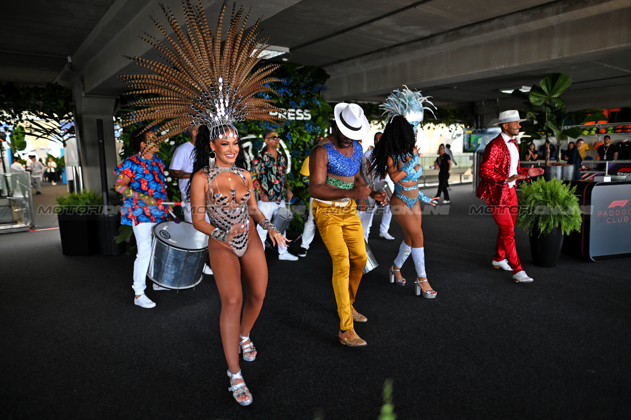 GP BRASILE, Paddock Atmosfera - dancers.

05.11.2023. Formula 1 World Championship, Rd 21, Brazilian Grand Prix, Sao Paulo, Brazil, Gara Day.

- www.xpbimages.com, EMail: requests@xpbimages.com © Copyright: Price / XPB Images