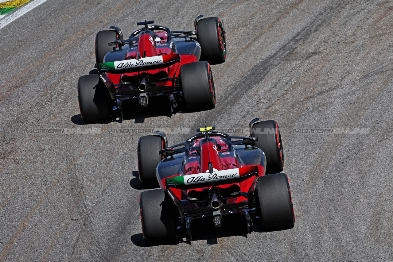 GP BRASILE, Valtteri Bottas (FIN) Alfa Romeo F1 Team C43 davanti a team mate Zhou Guanyu (CHN) Alfa Romeo F1 Team C43.

05.11.2023. Formula 1 World Championship, Rd 21, Brazilian Grand Prix, Sao Paulo, Brazil, Gara Day.

- www.xpbimages.com, EMail: requests@xpbimages.com © Copyright: Staley / XPB Images