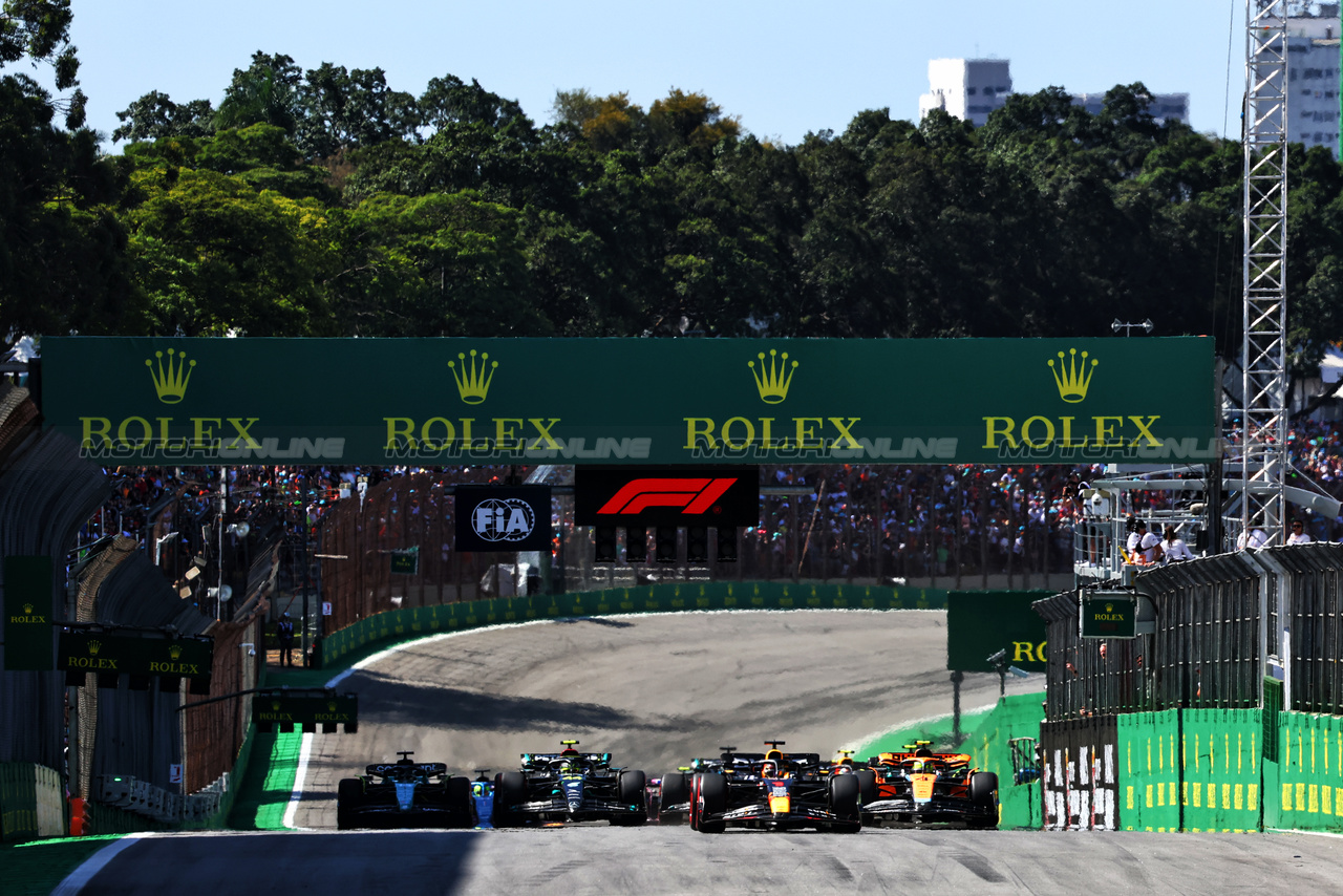 GP BRASILE, Max Verstappen (NLD) Red Bull Racing RB19 davanti a at the repartenza of the race.

05.11.2023. Formula 1 World Championship, Rd 21, Brazilian Grand Prix, Sao Paulo, Brazil, Gara Day.

- www.xpbimages.com, EMail: requests@xpbimages.com © Copyright: Charniaux / XPB Images