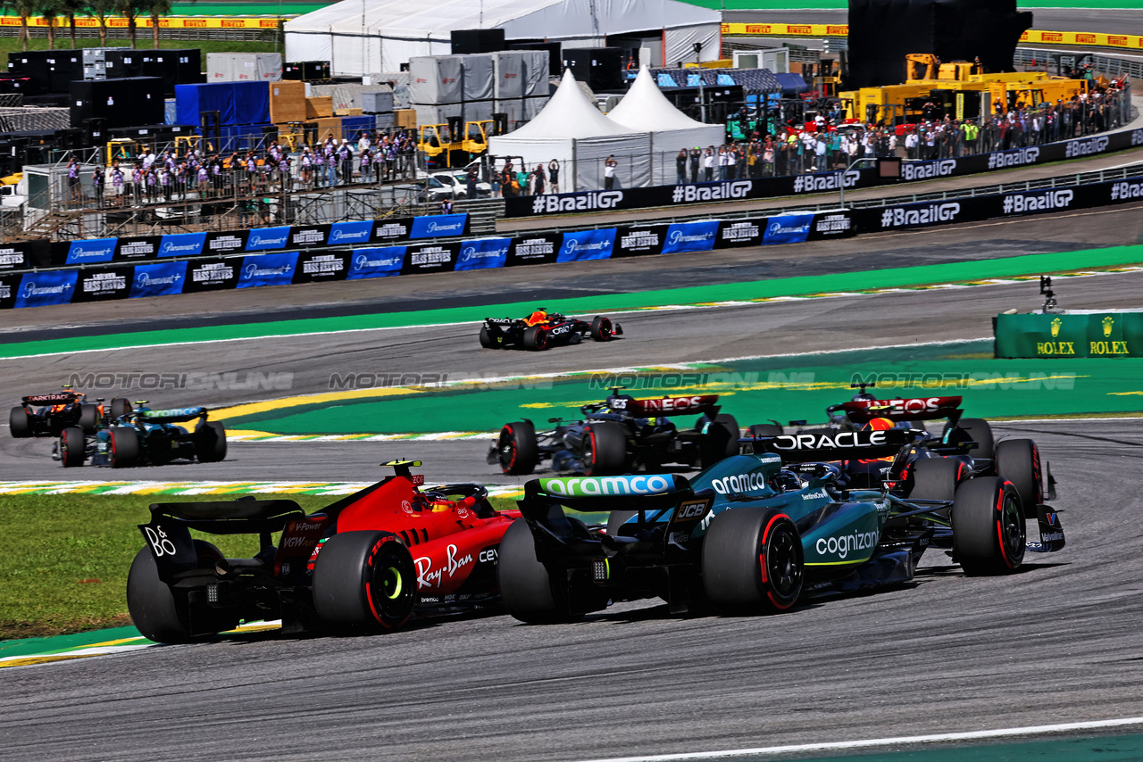 GP BRASILE, Carlos Sainz Jr (ESP) Ferrari SF-23 e Lance Stroll (CDN) Aston Martin F1 Team AMR23 battle for position.

05.11.2023. Formula 1 World Championship, Rd 21, Brazilian Grand Prix, Sao Paulo, Brazil, Gara Day.

- www.xpbimages.com, EMail: requests@xpbimages.com © Copyright: Charniaux / XPB Images