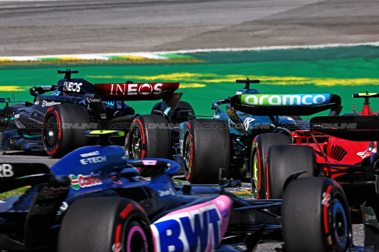 GP BRASILE, George Russell (GBR) Mercedes AMG F1 W14 davanti a Lance Stroll (CDN) Aston Martin F1 Team AMR23.

05.11.2023. Formula 1 World Championship, Rd 21, Brazilian Grand Prix, Sao Paulo, Brazil, Gara Day.

- www.xpbimages.com, EMail: requests@xpbimages.com © Copyright: Charniaux / XPB Images