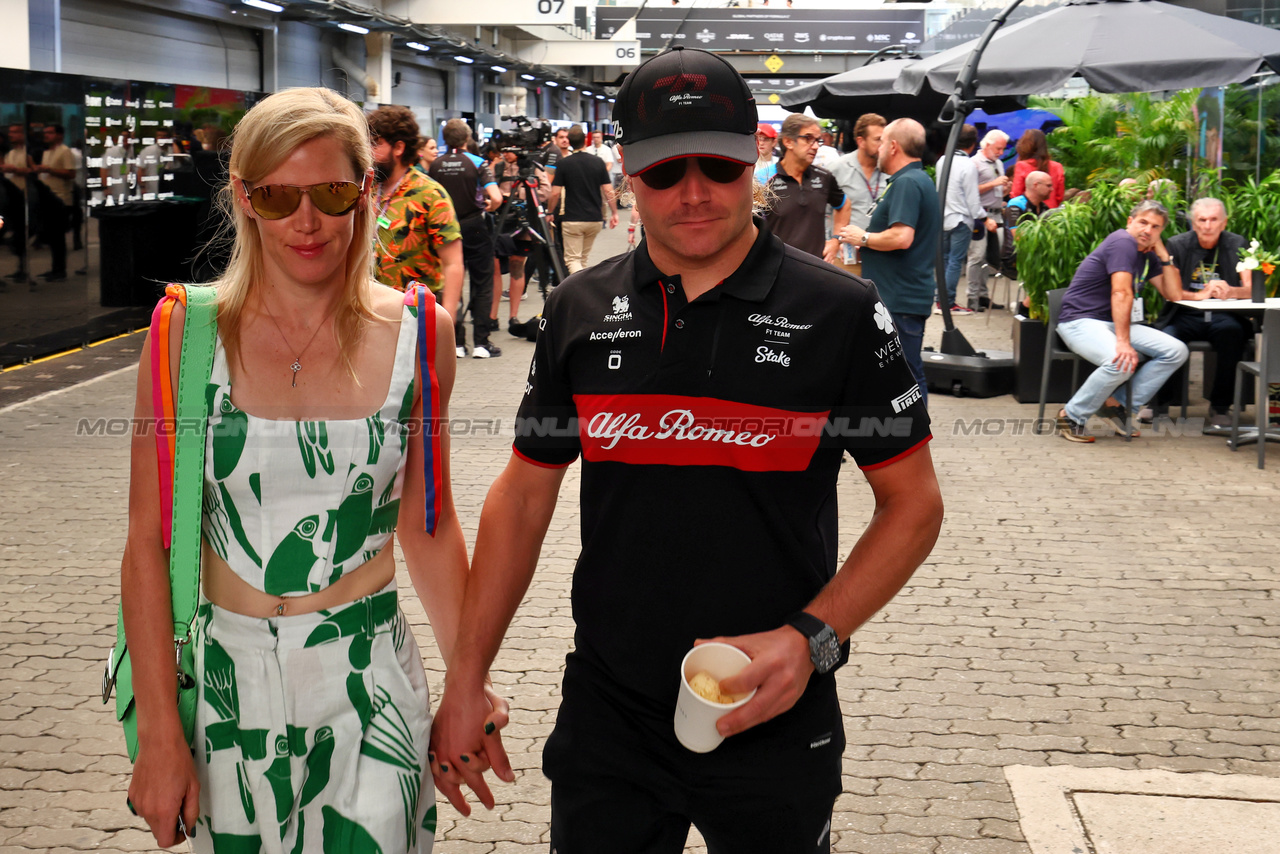 GP BRASILE, (L to R): Tiffany Cromwell (AUS) Professional Cyclist with boyfriend Valtteri Bottas (FIN) Alfa Romeo F1 Team.

05.11.2023. Formula 1 World Championship, Rd 21, Brazilian Grand Prix, Sao Paulo, Brazil, Gara Day.

 - www.xpbimages.com, EMail: requests@xpbimages.com © Copyright: Coates / XPB Images