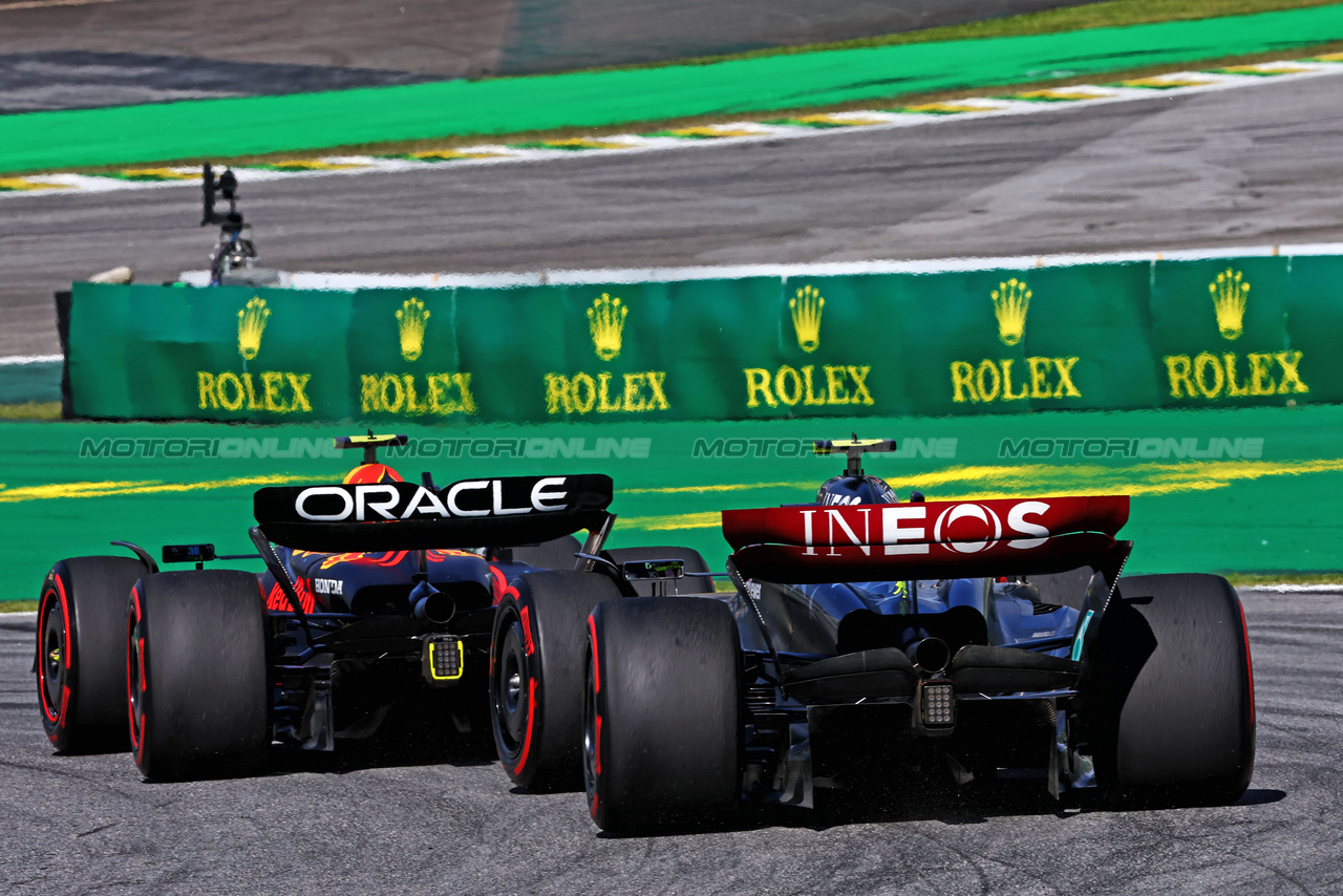 GP BRASILE, Sergio Perez (MEX) Red Bull Racing RB19 davanti a Lewis Hamilton (GBR) Mercedes AMG F1 W14.

05.11.2023. Formula 1 World Championship, Rd 21, Brazilian Grand Prix, Sao Paulo, Brazil, Gara Day.

- www.xpbimages.com, EMail: requests@xpbimages.com © Copyright: Charniaux / XPB Images