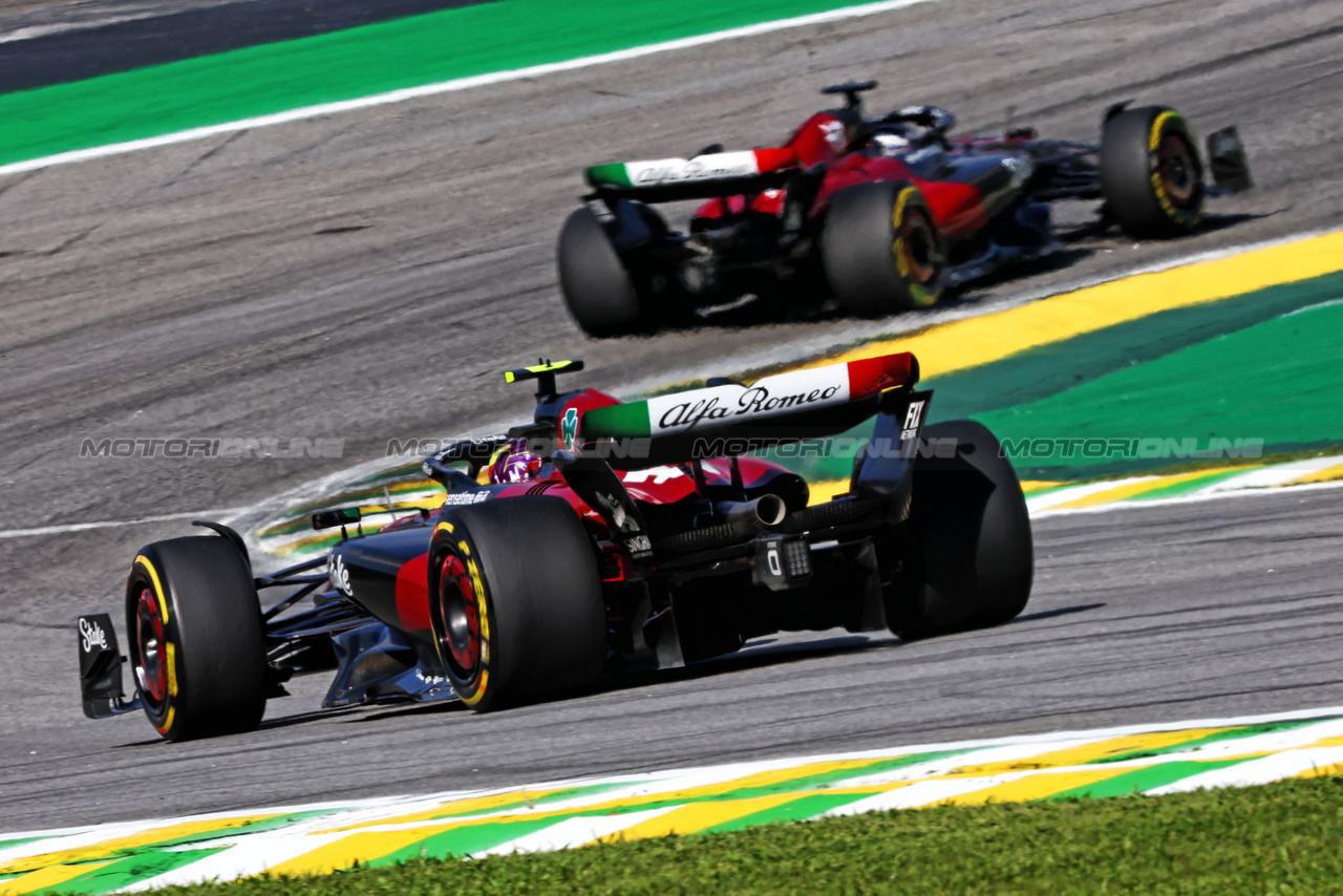 GP BRASILE, Zhou Guanyu (CHN) Alfa Romeo F1 Team C43.

05.11.2023. Formula 1 World Championship, Rd 21, Brazilian Grand Prix, Sao Paulo, Brazil, Gara Day.

- www.xpbimages.com, EMail: requests@xpbimages.com © Copyright: Charniaux / XPB Images
