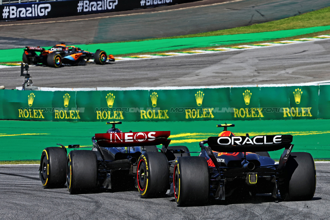 GP BRASILE, Lewis Hamilton (GBR) Mercedes AMG F1 W14 davanti a Sergio Perez (MEX) Red Bull Racing RB19.

05.11.2023. Formula 1 World Championship, Rd 21, Brazilian Grand Prix, Sao Paulo, Brazil, Gara Day.

- www.xpbimages.com, EMail: requests@xpbimages.com © Copyright: Charniaux / XPB Images