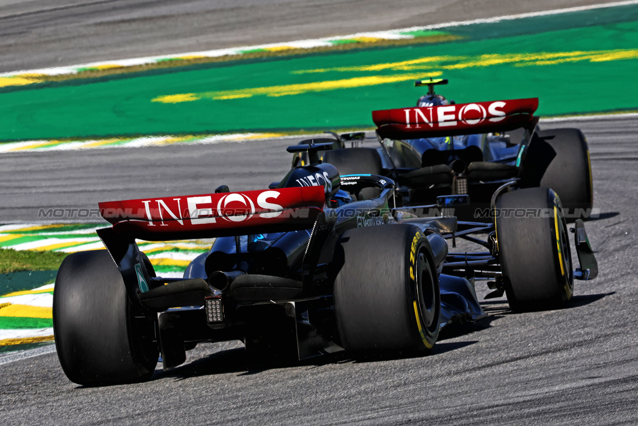 GP BRASILE, Lewis Hamilton (GBR) Mercedes AMG F1 W14 davanti a George Russell (GBR) Mercedes AMG F1 W14.

05.11.2023. Formula 1 World Championship, Rd 21, Brazilian Grand Prix, Sao Paulo, Brazil, Gara Day.

- www.xpbimages.com, EMail: requests@xpbimages.com © Copyright: Charniaux / XPB Images