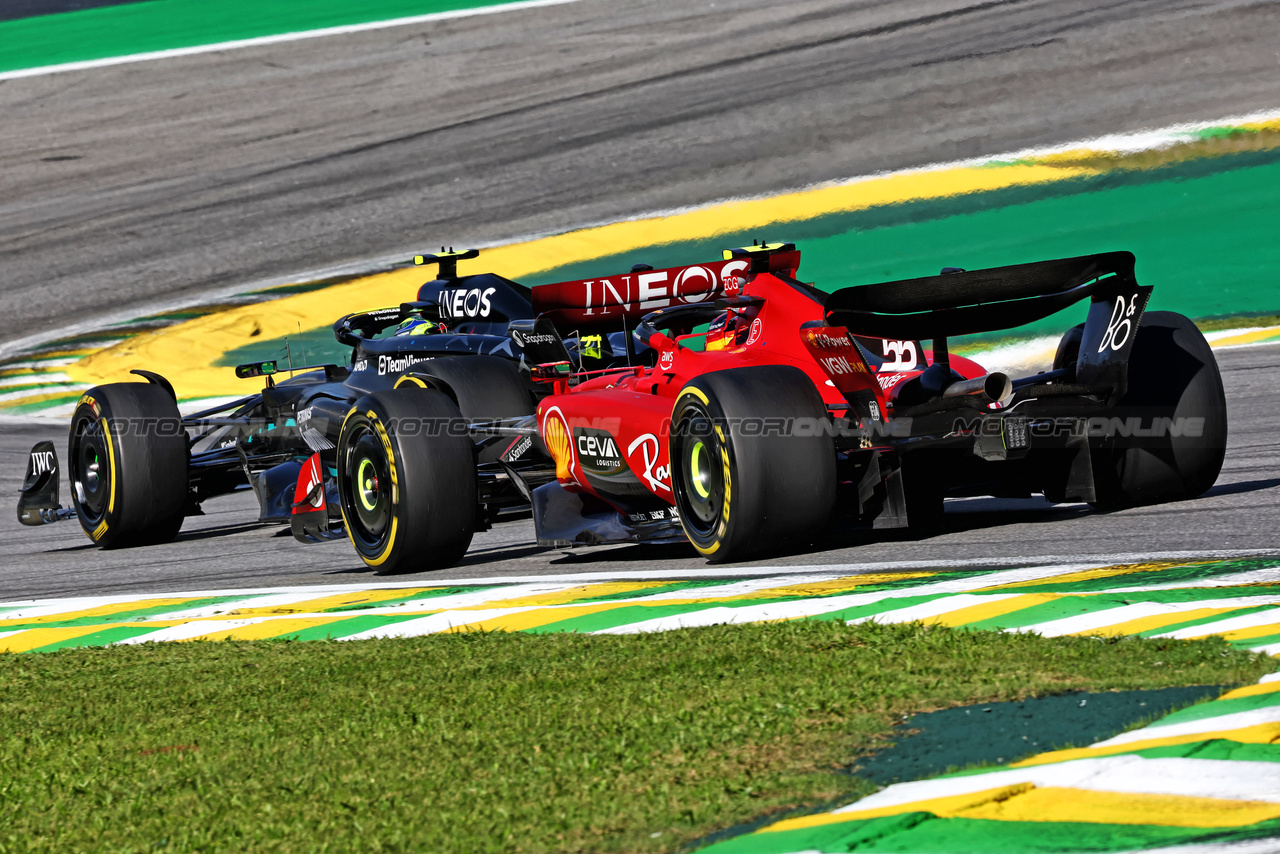 GP BRASILE, Lewis Hamilton (GBR) Mercedes AMG F1 W14 davanti a Carlos Sainz Jr (ESP) Ferrari SF-23.

05.11.2023. Formula 1 World Championship, Rd 21, Brazilian Grand Prix, Sao Paulo, Brazil, Gara Day.

- www.xpbimages.com, EMail: requests@xpbimages.com © Copyright: Charniaux / XPB Images