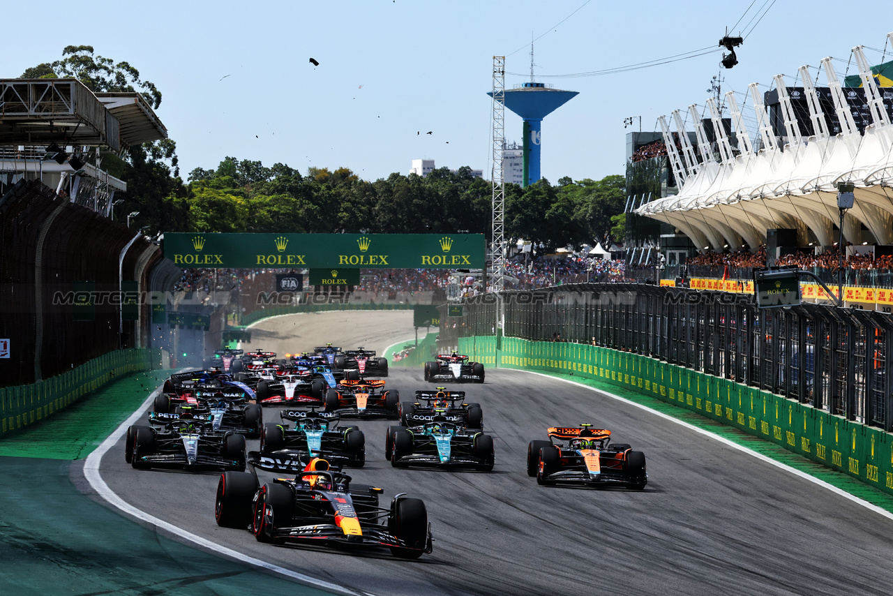 GP BRASILE, Max Verstappen (NLD) Red Bull Racing RB19 davanti a at the partenza of the race.

05.11.2023. Formula 1 World Championship, Rd 21, Brazilian Grand Prix, Sao Paulo, Brazil, Gara Day.

- www.xpbimages.com, EMail: requests@xpbimages.com © Copyright: Charniaux / XPB Images