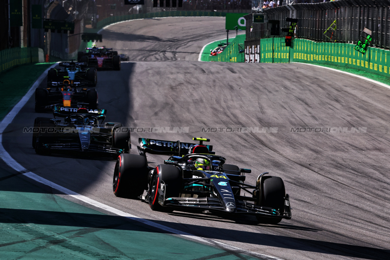 GP BRASILE, Lewis Hamilton (GBR) Mercedes AMG F1 W14.

05.11.2023. Formula 1 World Championship, Rd 21, Brazilian Grand Prix, Sao Paulo, Brazil, Gara Day.

- www.xpbimages.com, EMail: requests@xpbimages.com © Copyright: Charniaux / XPB Images