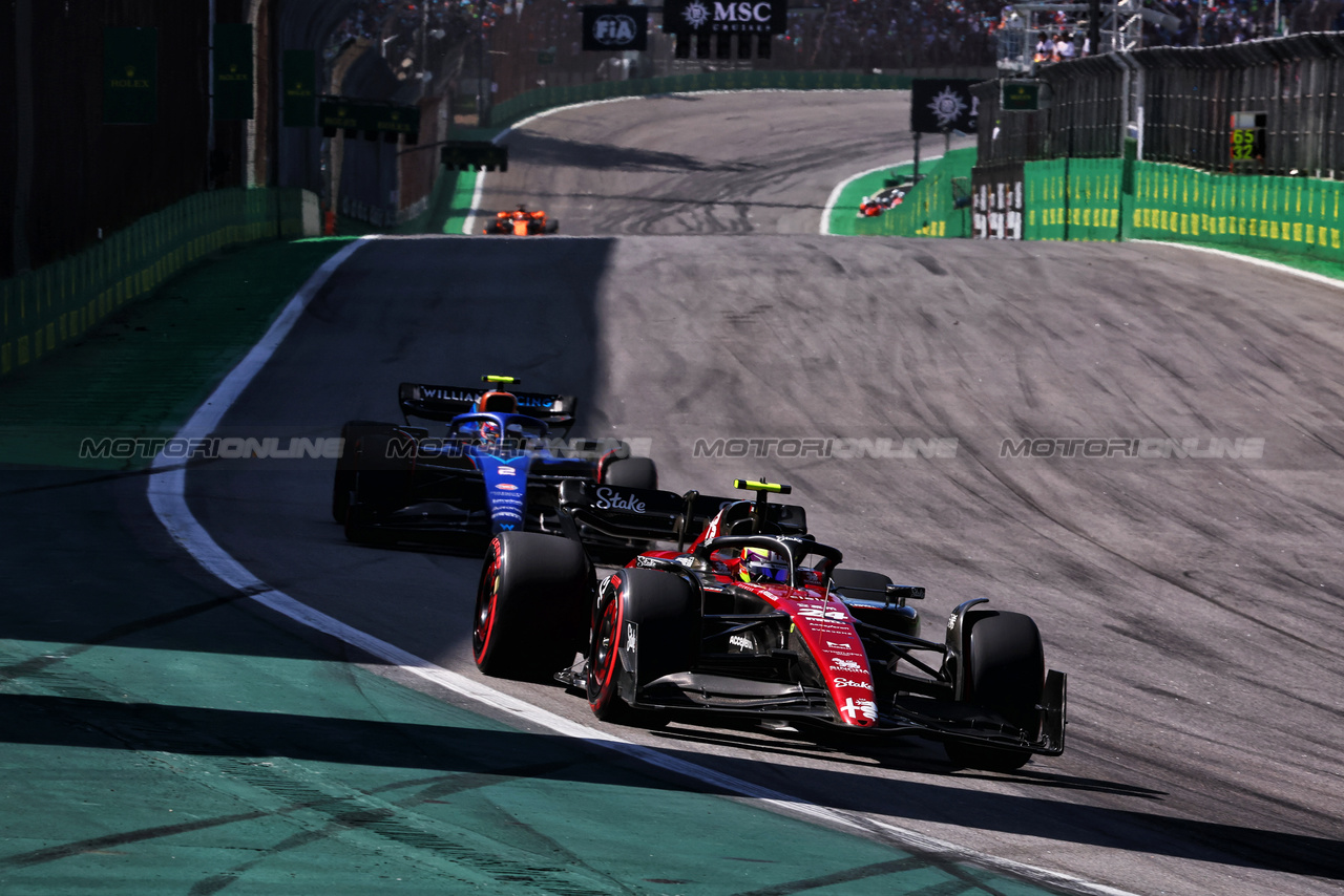 GP BRASILE, Zhou Guanyu (CHN) Alfa Romeo F1 Team C43.

05.11.2023. Formula 1 World Championship, Rd 21, Brazilian Grand Prix, Sao Paulo, Brazil, Gara Day.

- www.xpbimages.com, EMail: requests@xpbimages.com © Copyright: Charniaux / XPB Images