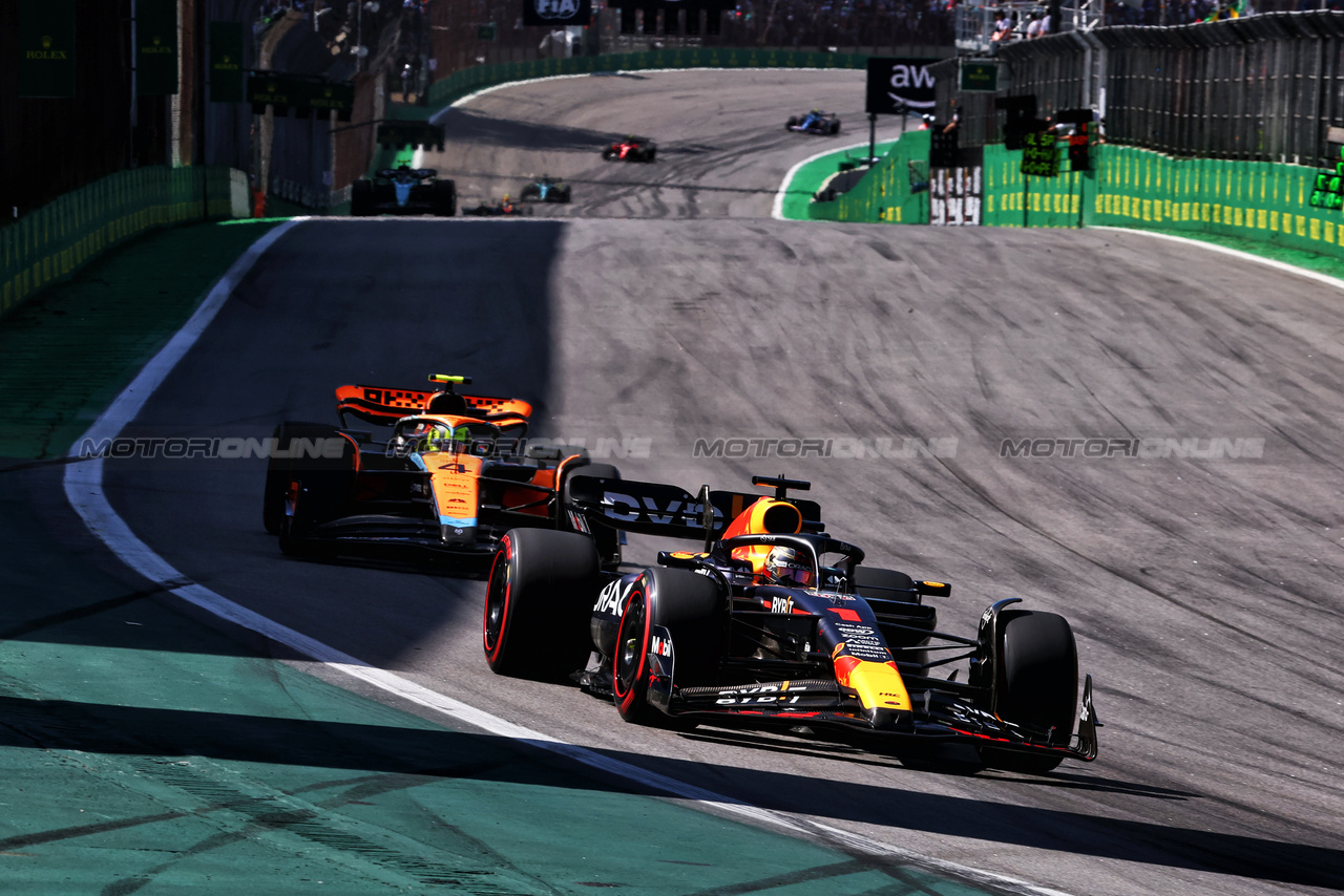 GP BRASILE, Max Verstappen (NLD) Red Bull Racing RB19.

05.11.2023. Formula 1 World Championship, Rd 21, Brazilian Grand Prix, Sao Paulo, Brazil, Gara Day.

- www.xpbimages.com, EMail: requests@xpbimages.com © Copyright: Charniaux / XPB Images