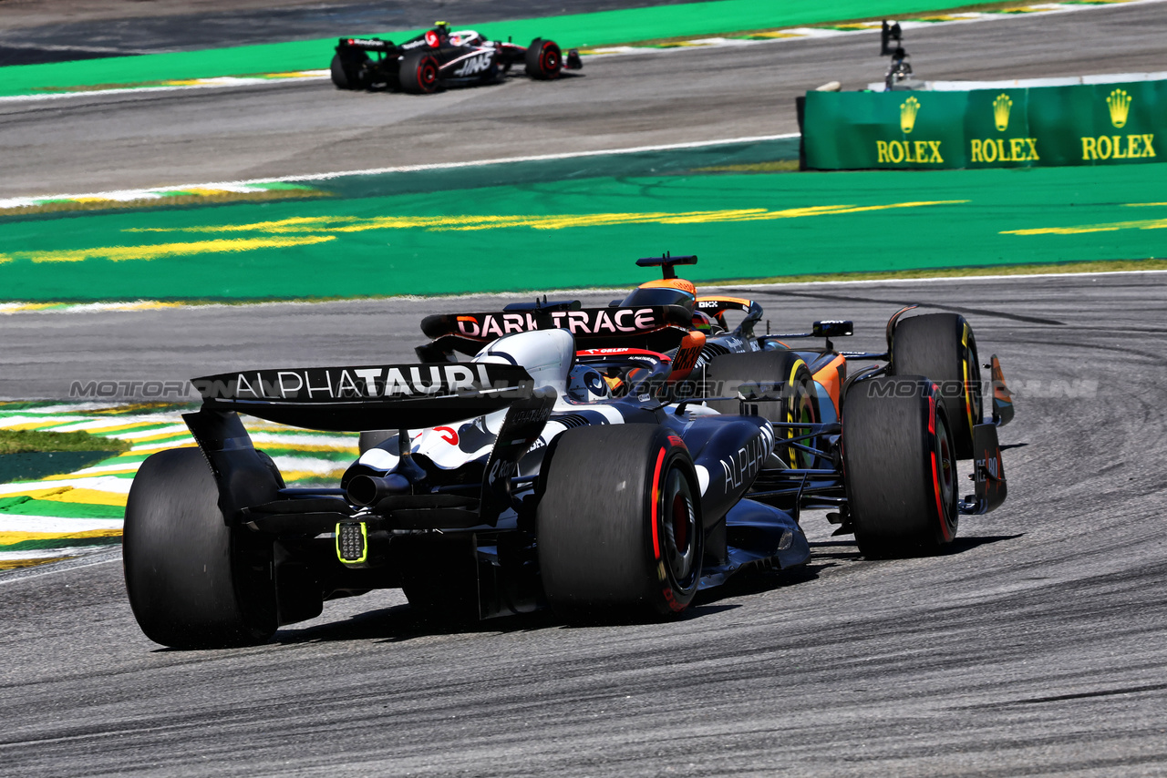 GP BRASILE, Oscar Piastri (AUS) McLaren MCL60 davanti a Daniel Ricciardo (AUS) AlphaTauri AT04.

05.11.2023. Formula 1 World Championship, Rd 21, Brazilian Grand Prix, Sao Paulo, Brazil, Gara Day.

- www.xpbimages.com, EMail: requests@xpbimages.com © Copyright: Charniaux / XPB Images