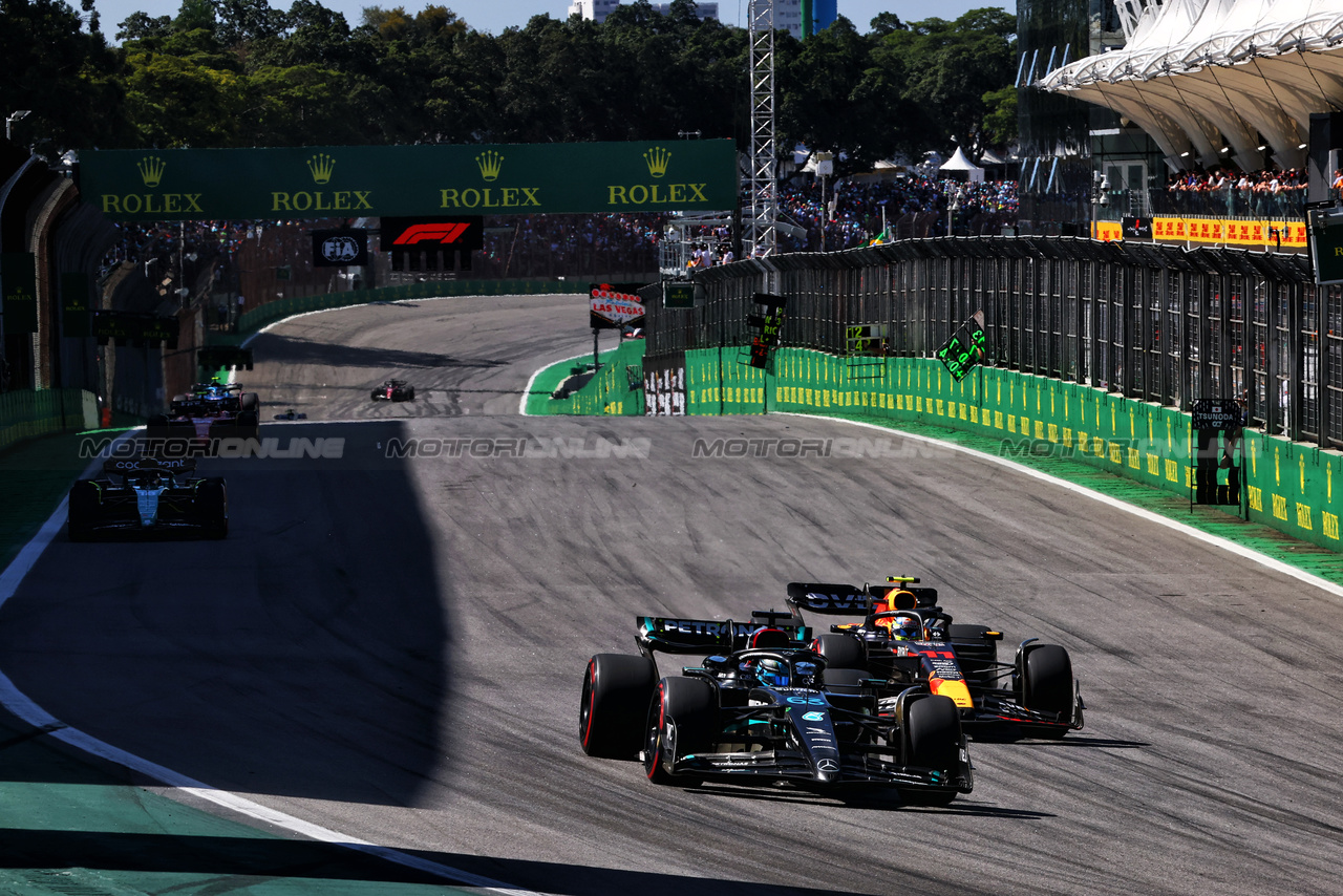GP BRASILE, George Russell (GBR) Mercedes AMG F1 W14 e Sergio Perez (MEX) Red Bull Racing RB19 battle for position.

05.11.2023. Formula 1 World Championship, Rd 21, Brazilian Grand Prix, Sao Paulo, Brazil, Gara Day.

- www.xpbimages.com, EMail: requests@xpbimages.com © Copyright: Charniaux / XPB Images