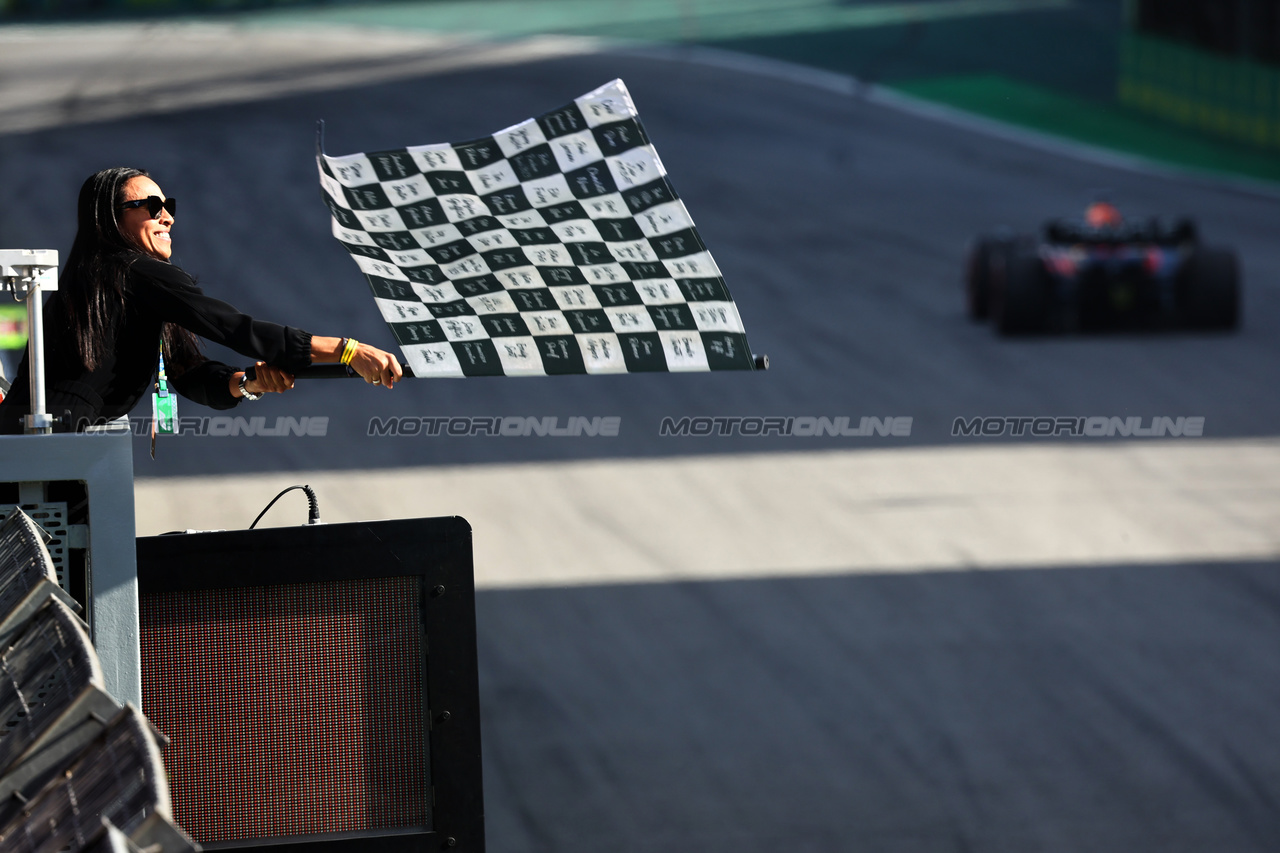 GP BRASILE, Marta (BRA) Football Player waves the chequered flag for vincitore Max Verstappen (NLD) Red Bull Racing RB19 at the end of the race.

05.11.2023. Formula 1 World Championship, Rd 21, Brazilian Grand Prix, Sao Paulo, Brazil, Gara Day.

- www.xpbimages.com, EMail: requests@xpbimages.com © Copyright: Batchelor / XPB Images