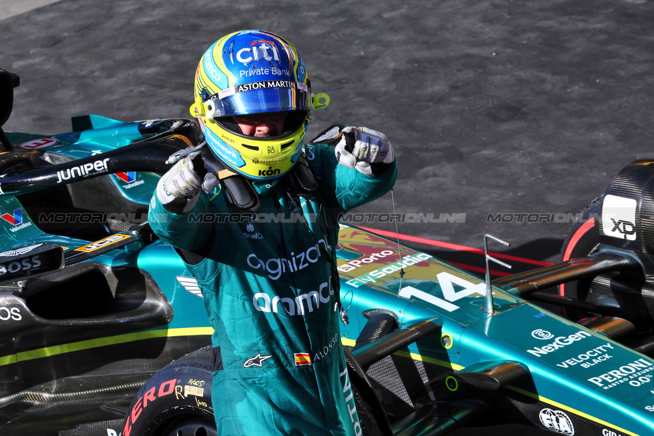 GP BRASILE, Fernando Alonso (ESP) Aston Martin F1 Team AMR23 celebrates his third position in parc ferme.

05.11.2023. Formula 1 World Championship, Rd 21, Brazilian Grand Prix, Sao Paulo, Brazil, Gara Day.

- www.xpbimages.com, EMail: requests@xpbimages.com © Copyright: Batchelor / XPB Images