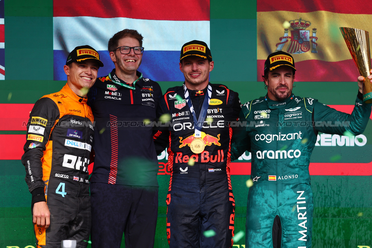 GP BRASILE, 
The podium (L to R): Lando Norris (GBR) McLaren, second; Jeff Calam (GBR) Red Bull Racing Senior Projects Engineer; Max Verstappen (NLD) Red Bull Racing, vincitore; Fernando Alonso (ESP) Aston Martin F1 Team, third. 05.11.2023. Formula 1 World Championship, Rd 21, Brazilian Grand Prix, Sao Paulo, Brazil, Gara Day. - www.xpbimages.com, EMail: requests@xpbimages.com © Copyright: Batchelor / XPB Images