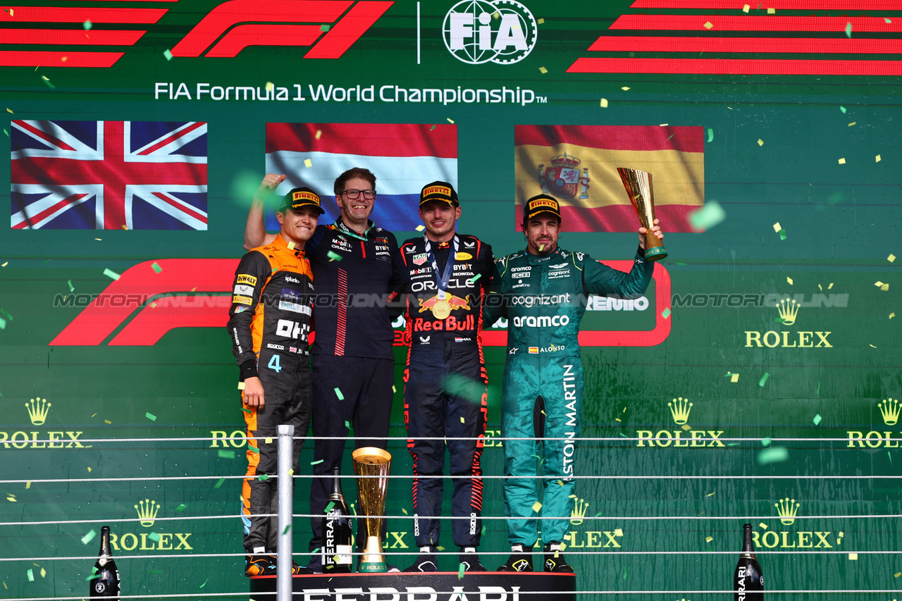 GP BRASILE, 
The podium (L to R): Lando Norris (GBR) McLaren, second; Jeff Calam (GBR) Red Bull Racing Senior Projects Engineer; Max Verstappen (NLD) Red Bull Racing, vincitore; Fernando Alonso (ESP) Aston Martin F1 Team, third. 05.11.2023. Formula 1 World Championship, Rd 21, Brazilian Grand Prix, Sao Paulo, Brazil, Gara Day. - www.xpbimages.com, EMail: requests@xpbimages.com © Copyright: Batchelor / XPB Images
