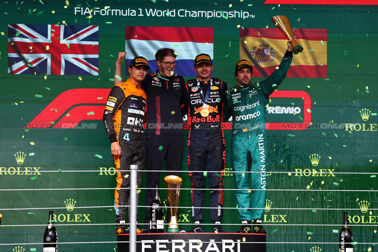 GP BRASILE, 
The podium (L to R): Lando Norris (GBR) McLaren, second; Jeff Calam (GBR) Red Bull Racing Senior Projects Engineer; Max Verstappen (NLD) Red Bull Racing, vincitore; Fernando Alonso (ESP) Aston Martin F1 Team, third. 05.11.2023. Formula 1 World Championship, Rd 21, Brazilian Grand Prix, Sao Paulo, Brazil, Gara Day. - www.xpbimages.com, EMail: requests@xpbimages.com © Copyright: Batchelor / XPB Images