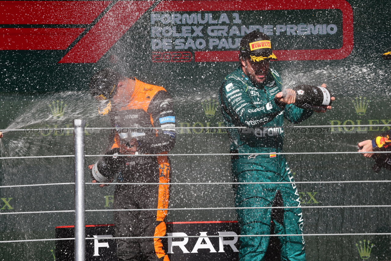 GP BRASILE, Lando Norris (GBR) McLaren e Fernando Alonso (ESP) Aston Martin F1 Team.
05.11.2023. Formula 1 World Championship, Rd 21, Brazilian Grand Prix, Sao Paulo, Brazil, Gara Day.
- www.xpbimages.com, EMail: requests@xpbimages.com © Copyright: Batchelor / XPB Images