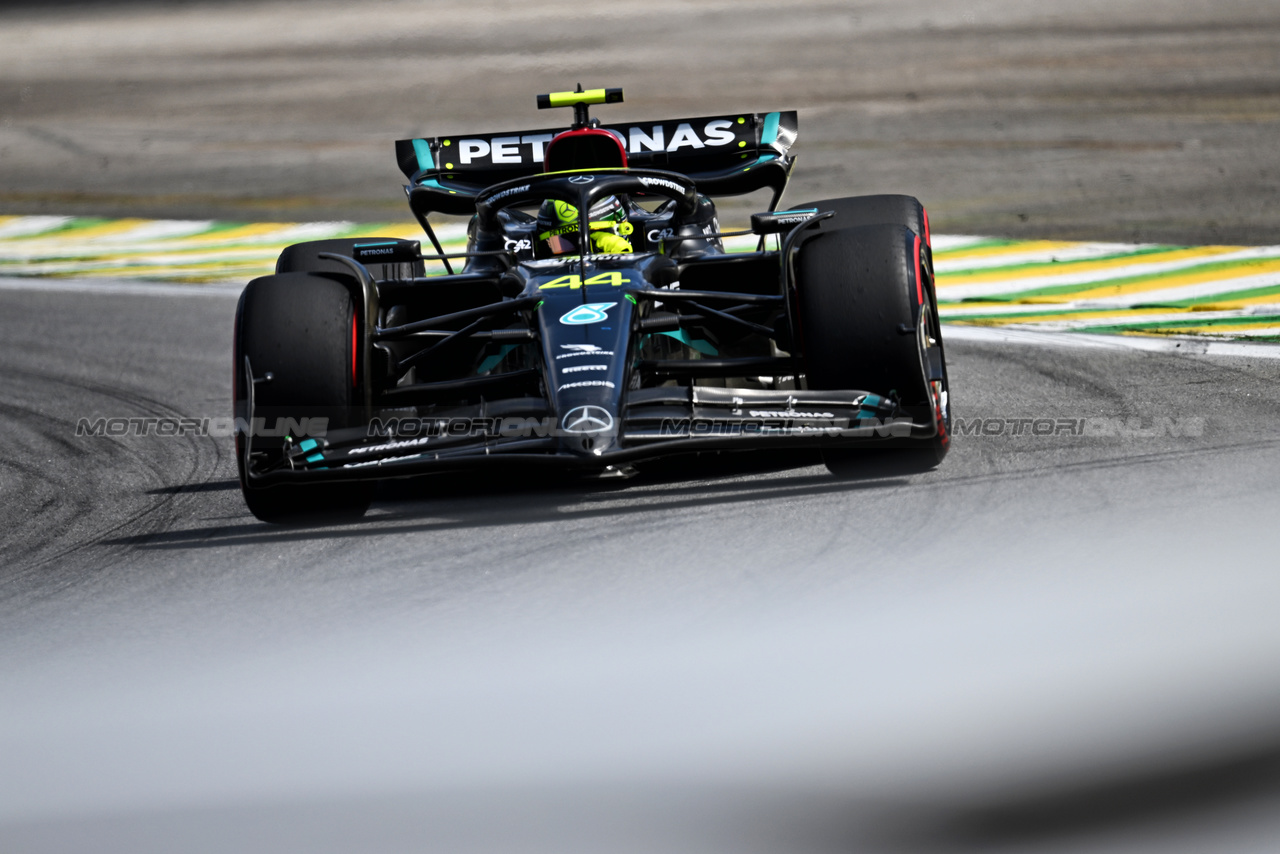 GP BRASILE, Lewis Hamilton (GBR) Mercedes AMG F1 W14.

05.11.2023. Formula 1 World Championship, Rd 21, Brazilian Grand Prix, Sao Paulo, Brazil, Gara Day.

- www.xpbimages.com, EMail: requests@xpbimages.com © Copyright: Price / XPB Images