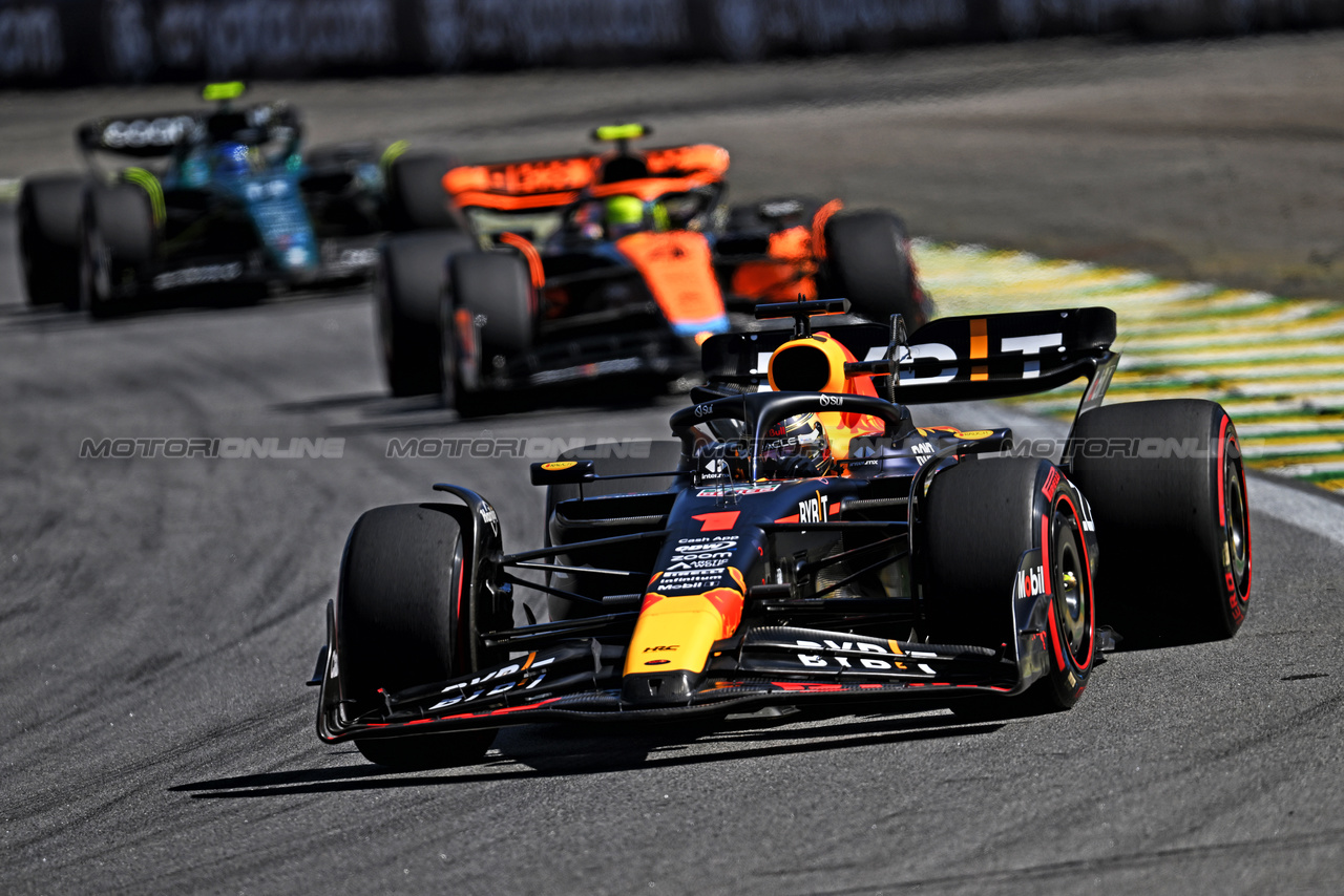 GP BRASILE, Max Verstappen (NLD) Red Bull Racing RB19.

05.11.2023. Formula 1 World Championship, Rd 21, Brazilian Grand Prix, Sao Paulo, Brazil, Gara Day.

- www.xpbimages.com, EMail: requests@xpbimages.com © Copyright: Price / XPB Images