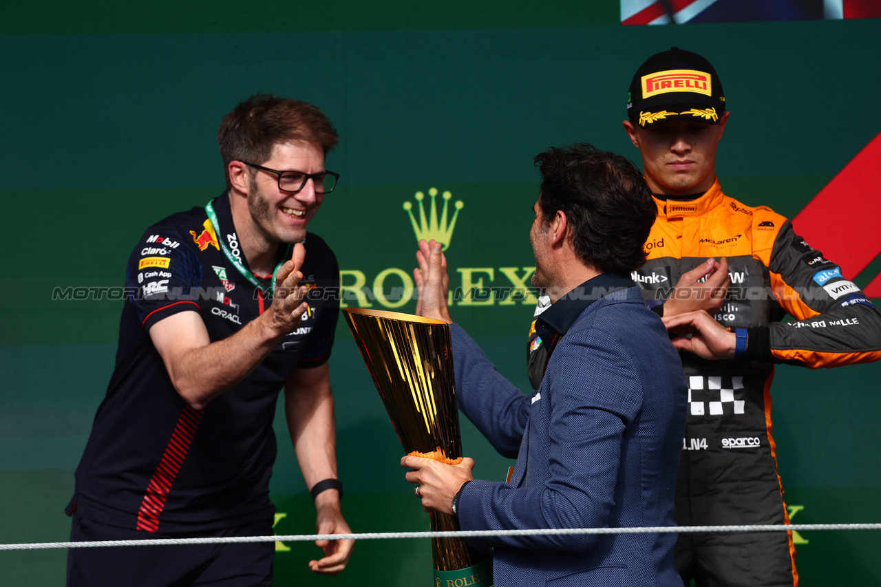GP BRASILE, Mark Webber (AUS) with  Jeff Calam (GBR) Red Bull Racing Senior Projects Engineer.
05.11.2023. Formula 1 World Championship, Rd 21, Brazilian Grand Prix, Sao Paulo, Brazil, Gara Day.
- www.xpbimages.com, EMail: requests@xpbimages.com © Copyright: Batchelor / XPB Images