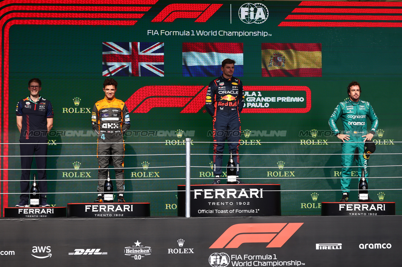 GP BRASILE, 
The podium (L to R): Lando Norris (GBR) McLaren, second; Jeff Calam (GBR) Red Bull Racing Senior Projects Engineer; Max Verstappen (NLD) Red Bull Racing, vincitore; Fernando Alonso (ESP) Aston Martin F1 Team, third. 05.11.2023. Formula 1 World Championship, Rd 21, Brazilian Grand Prix, Sao Paulo, Brazil, Gara Day. - www.xpbimages.com, EMail: requests@xpbimages.com © Copyright: Batchelor / XPB Images