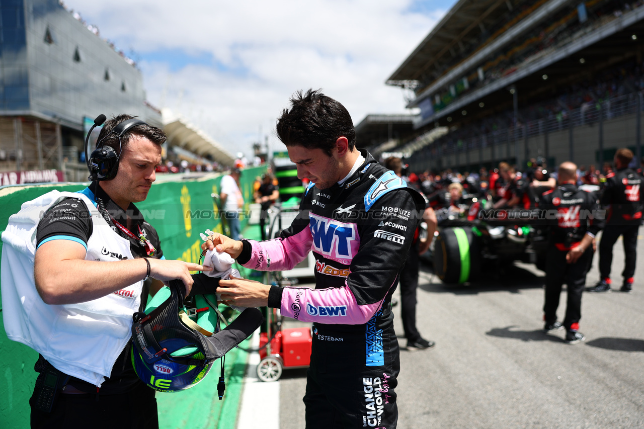 GP BRASILE, Esteban Ocon (FRA) Alpine F1 Team on the grid.

05.11.2023. Formula 1 World Championship, Rd 21, Brazilian Grand Prix, Sao Paulo, Brazil, Gara Day.

- www.xpbimages.com, EMail: requests@xpbimages.com © Copyright: Charniaux / XPB Images