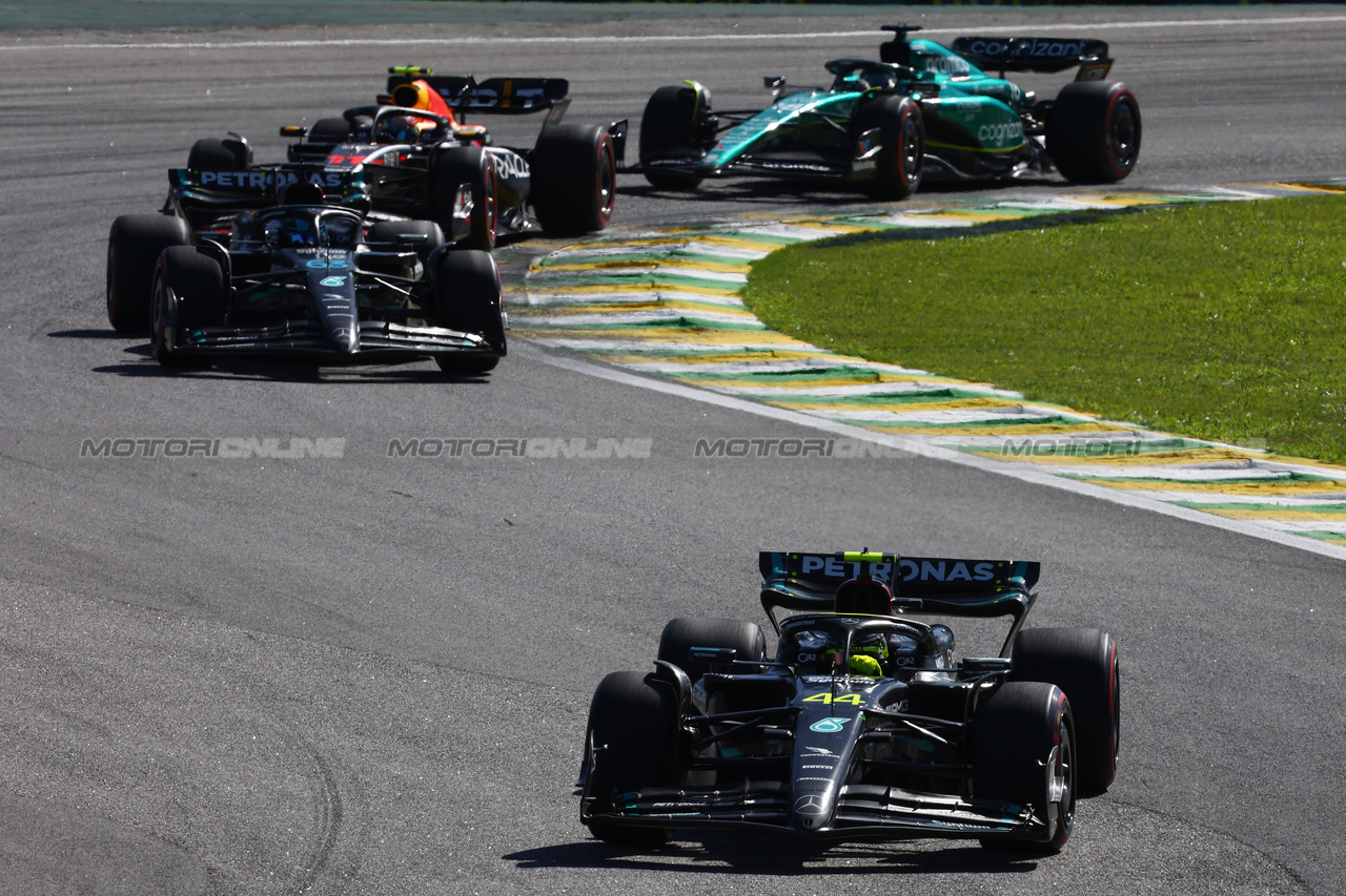 GP BRASILE, Lewis Hamilton (GBR) Mercedes AMG F1 W14.

05.11.2023. Formula 1 World Championship, Rd 21, Brazilian Grand Prix, Sao Paulo, Brazil, Gara Day.

- www.xpbimages.com, EMail: requests@xpbimages.com © Copyright: Batchelor / XPB Images
