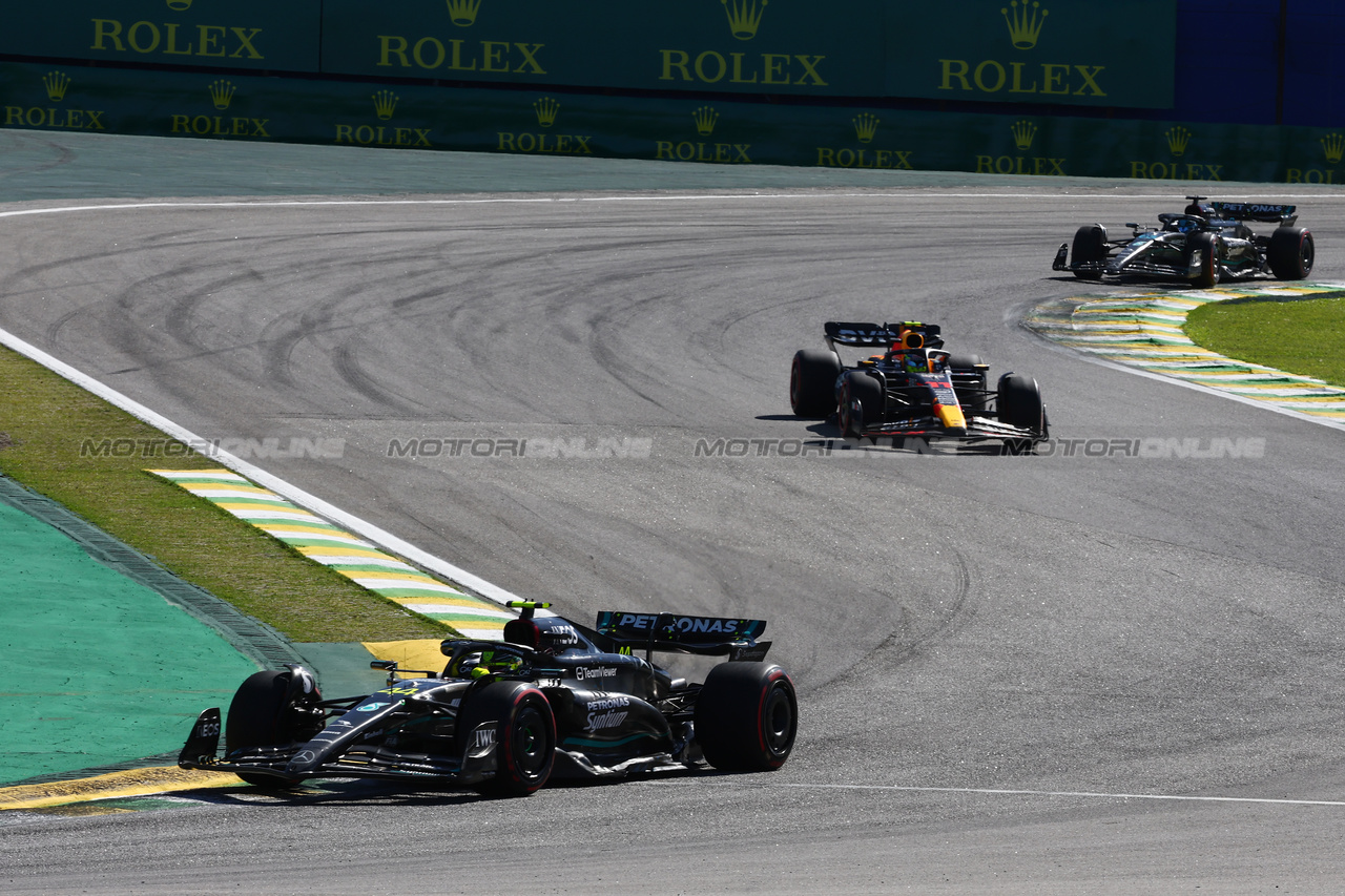 GP BRASILE, Lewis Hamilton (GBR) Mercedes AMG F1 W14.

05.11.2023. Formula 1 World Championship, Rd 21, Brazilian Grand Prix, Sao Paulo, Brazil, Gara Day.

- www.xpbimages.com, EMail: requests@xpbimages.com © Copyright: Batchelor / XPB Images