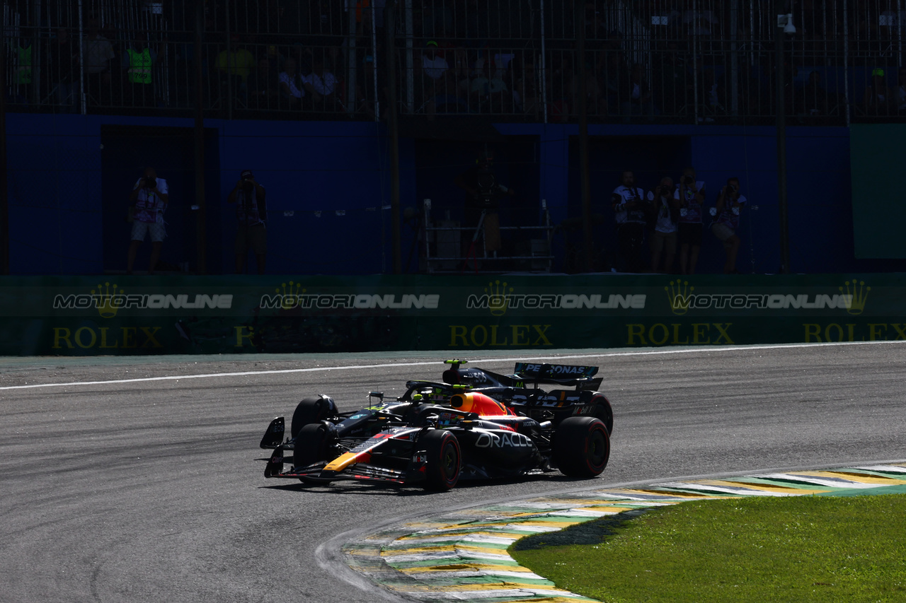 GP BRASILE, Sergio Perez (MEX) Red Bull Racing RB19 e Lewis Hamilton (GBR) Mercedes AMG F1 W14 battle for position.

05.11.2023. Formula 1 World Championship, Rd 21, Brazilian Grand Prix, Sao Paulo, Brazil, Gara Day.

- www.xpbimages.com, EMail: requests@xpbimages.com © Copyright: Batchelor / XPB Images