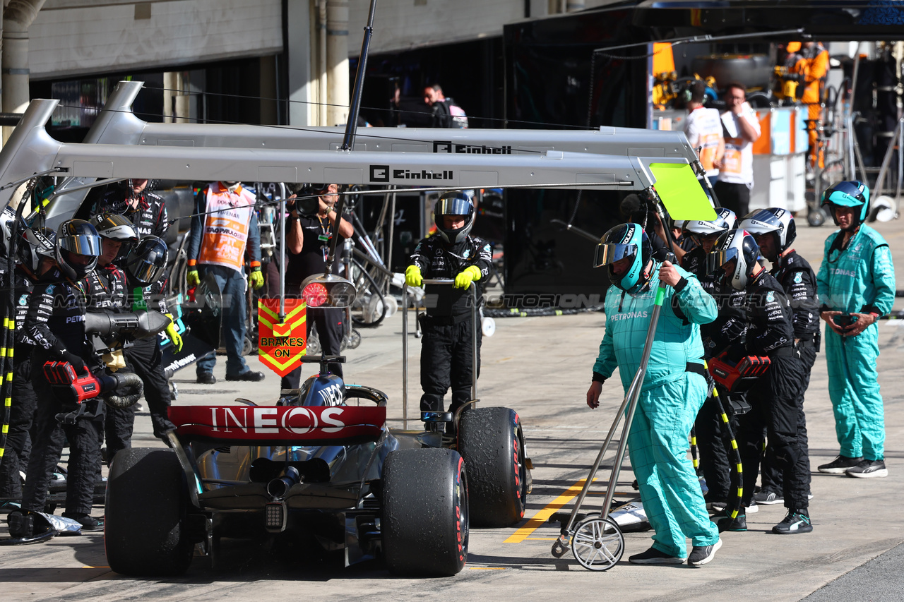 GP BRASILE, George Russell (GBR) Mercedes AMG F1 W14 retired from the race.

05.11.2023. Formula 1 World Championship, Rd 21, Brazilian Grand Prix, Sao Paulo, Brazil, Gara Day.

- www.xpbimages.com, EMail: requests@xpbimages.com © Copyright: Batchelor / XPB Images