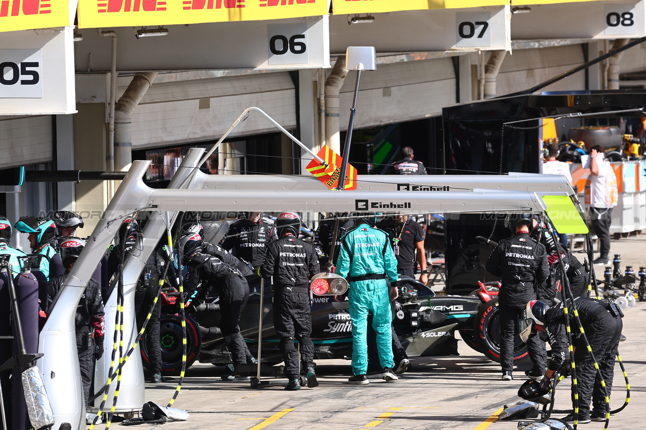 GP BRASILE, George Russell (GBR) Mercedes AMG F1 W14 retired from the race.

05.11.2023. Formula 1 World Championship, Rd 21, Brazilian Grand Prix, Sao Paulo, Brazil, Gara Day.

- www.xpbimages.com, EMail: requests@xpbimages.com © Copyright: Batchelor / XPB Images