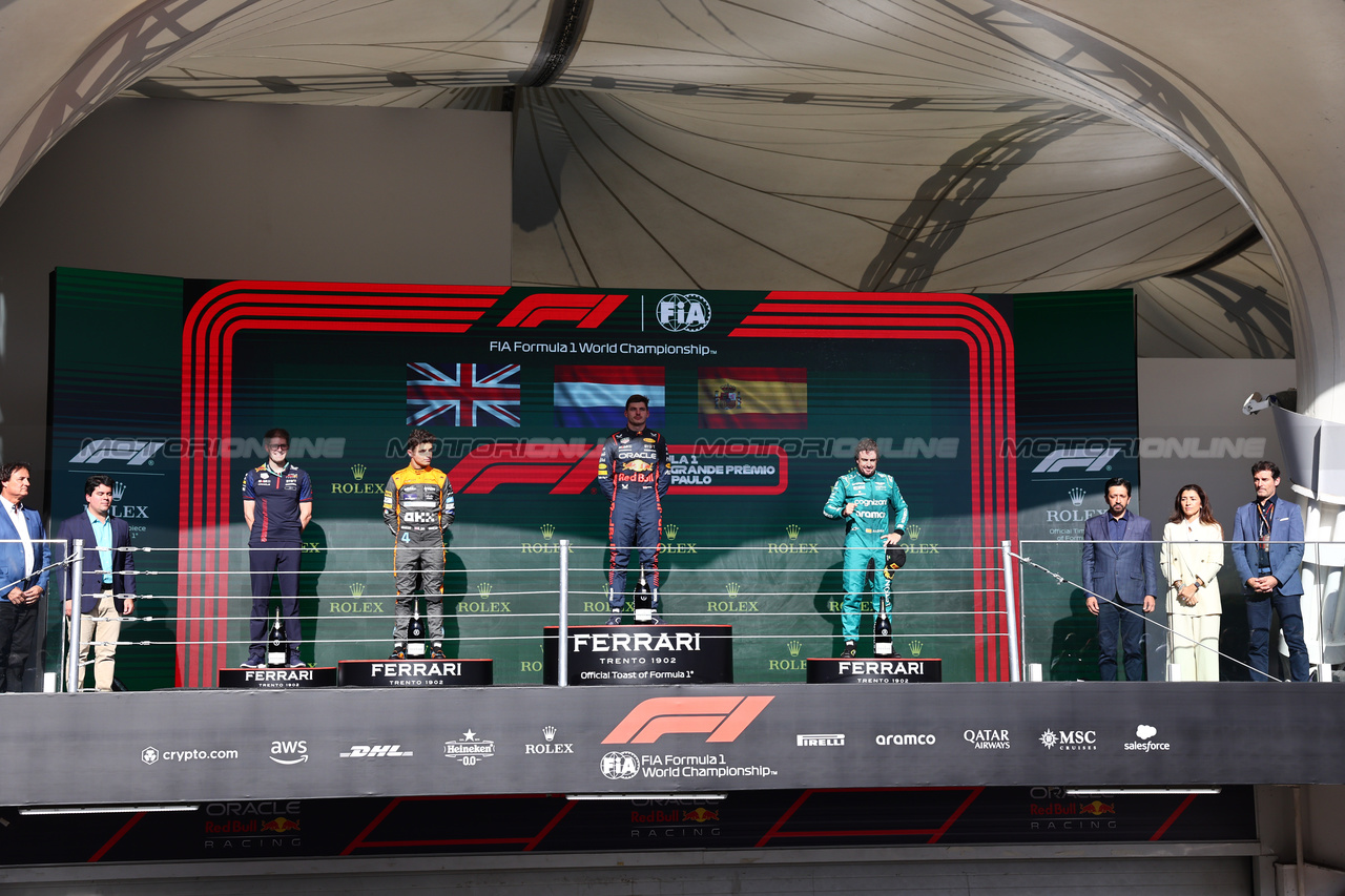 GP BRASILE, 
The podium (L to R): Lando Norris (GBR) McLaren, second; Jeff Calam (GBR) Red Bull Racing Senior Projects Engineer; Max Verstappen (NLD) Red Bull Racing, vincitore; Fernando Alonso (ESP) Aston Martin F1 Team, third. 05.11.2023. Formula 1 World Championship, Rd 21, Brazilian Grand Prix, Sao Paulo, Brazil, Gara Day. - www.xpbimages.com, EMail: requests@xpbimages.com © Copyright: Batchelor / XPB Images