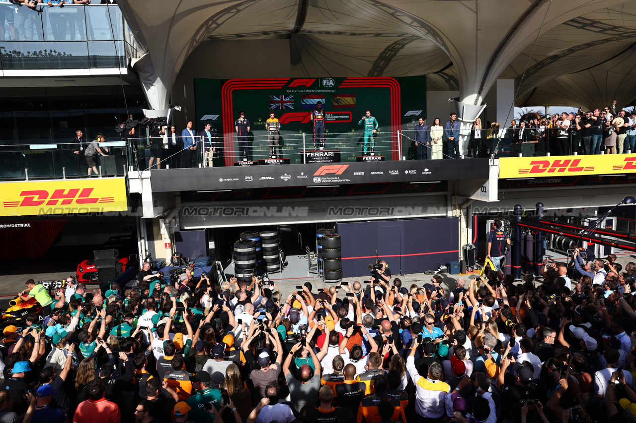 GP BRASILE, 
The podium (L to R): Lando Norris (GBR) McLaren, second; Jeff Calam (GBR) Red Bull Racing Senior Projects Engineer; Max Verstappen (NLD) Red Bull Racing, vincitore; Fernando Alonso (ESP) Aston Martin F1 Team, third. 05.11.2023. Formula 1 World Championship, Rd 21, Brazilian Grand Prix, Sao Paulo, Brazil, Gara Day. - www.xpbimages.com, EMail: requests@xpbimages.com © Copyright: Batchelor / XPB Images